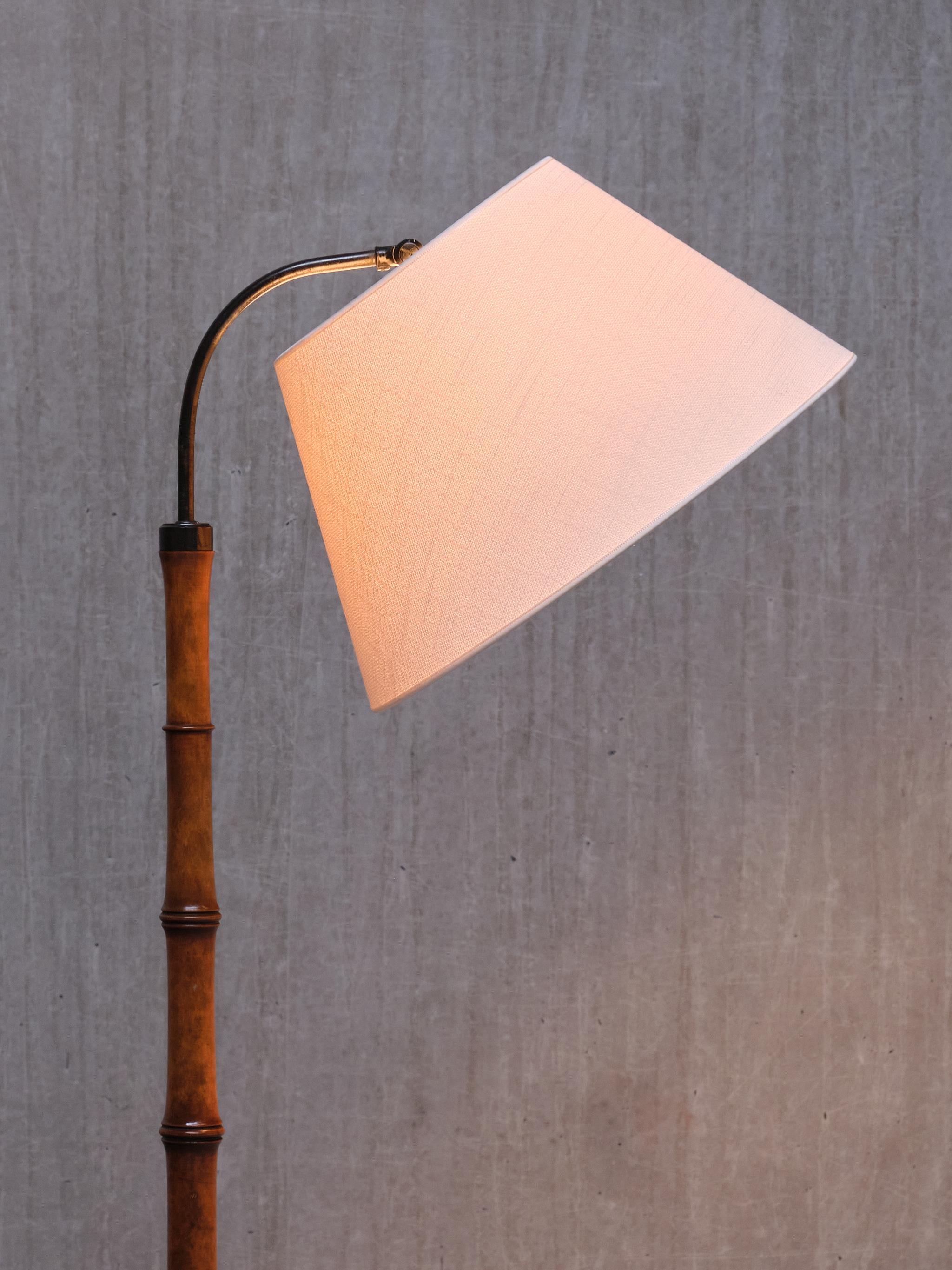 Lampada da terra moderna svedese in finto bambù di betulla con paralume regolabile avorio, anni '40 In condizioni buone in vendita a The Hague, NL