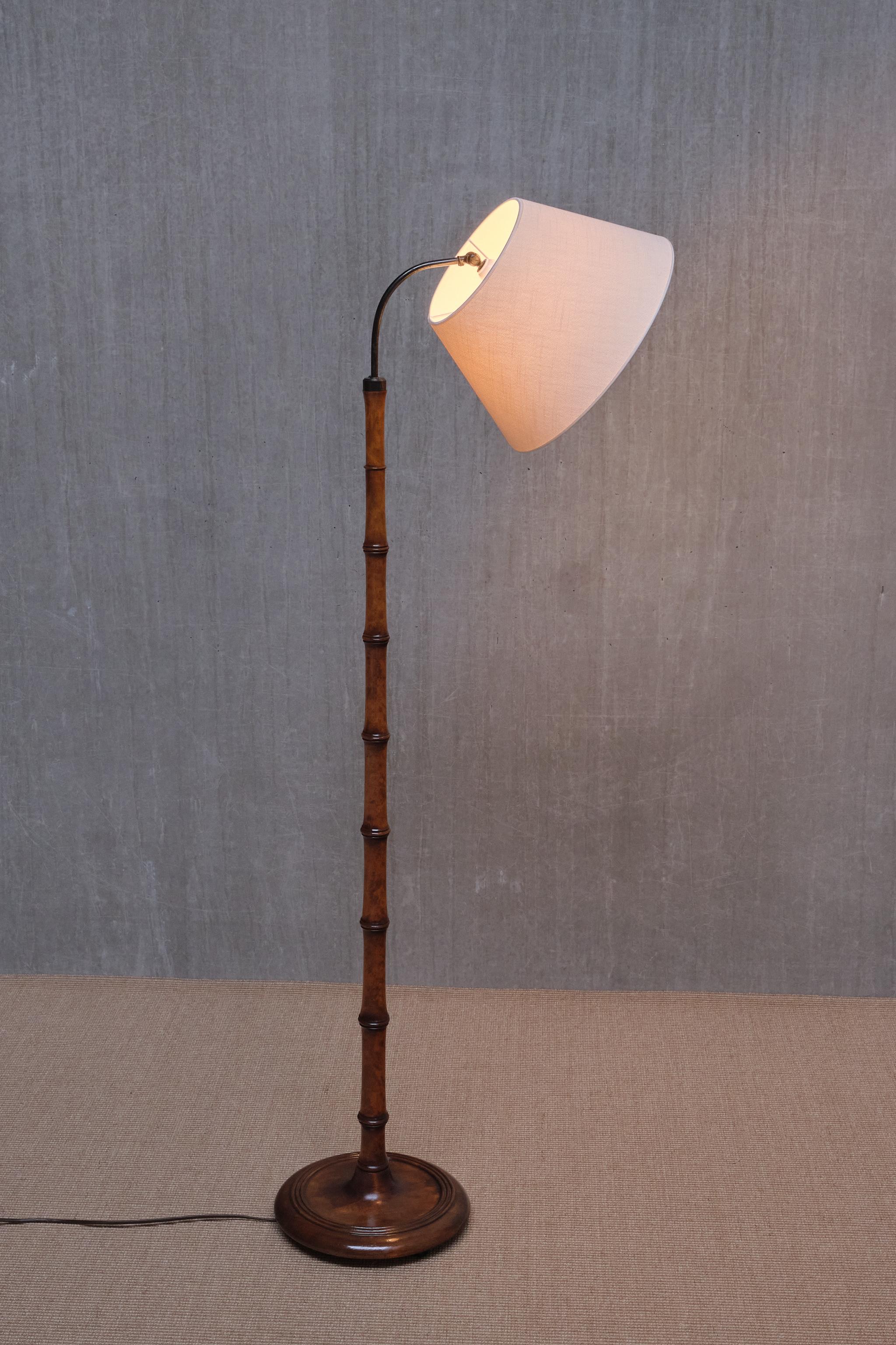 Metà XX secolo Lampada da terra moderna svedese in finto bambù di betulla con paralume regolabile avorio, anni '40 in vendita