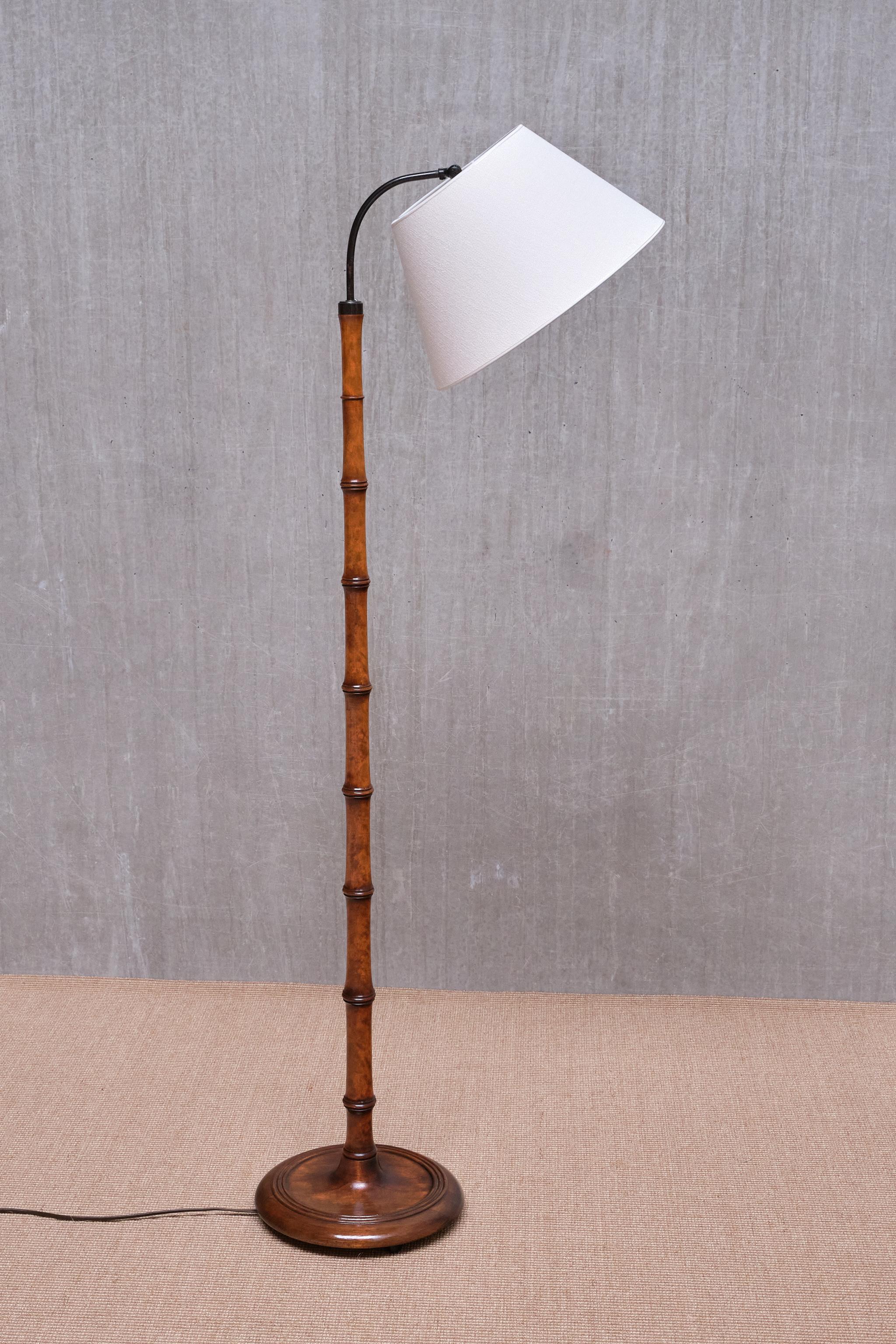 Ottone Lampada da terra moderna svedese in finto bambù di betulla con paralume regolabile avorio, anni '40 in vendita