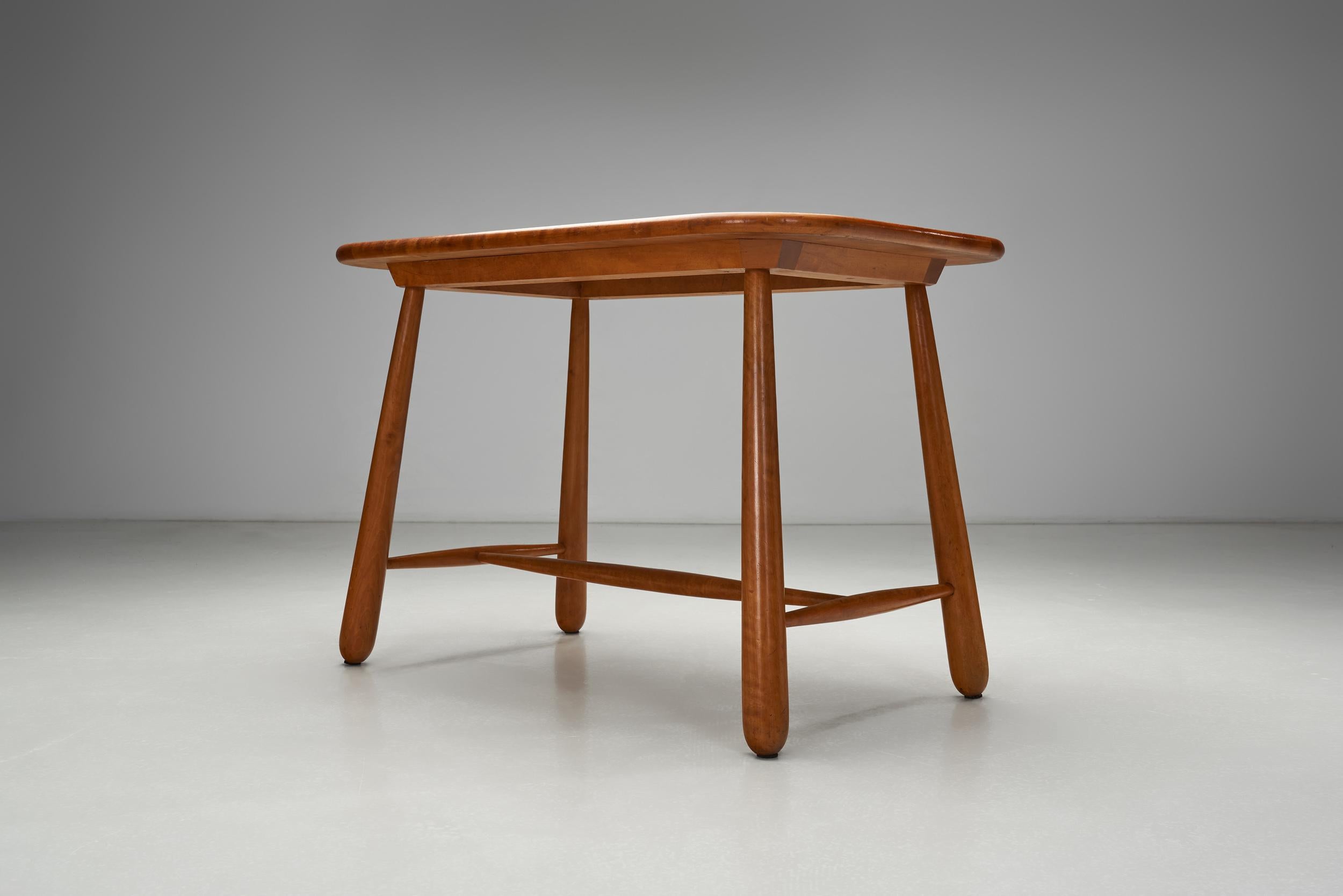 Table d'appoint moderne suédoise en bouleau avec pieds tournés, Suède vers les années 1940 en vente 3