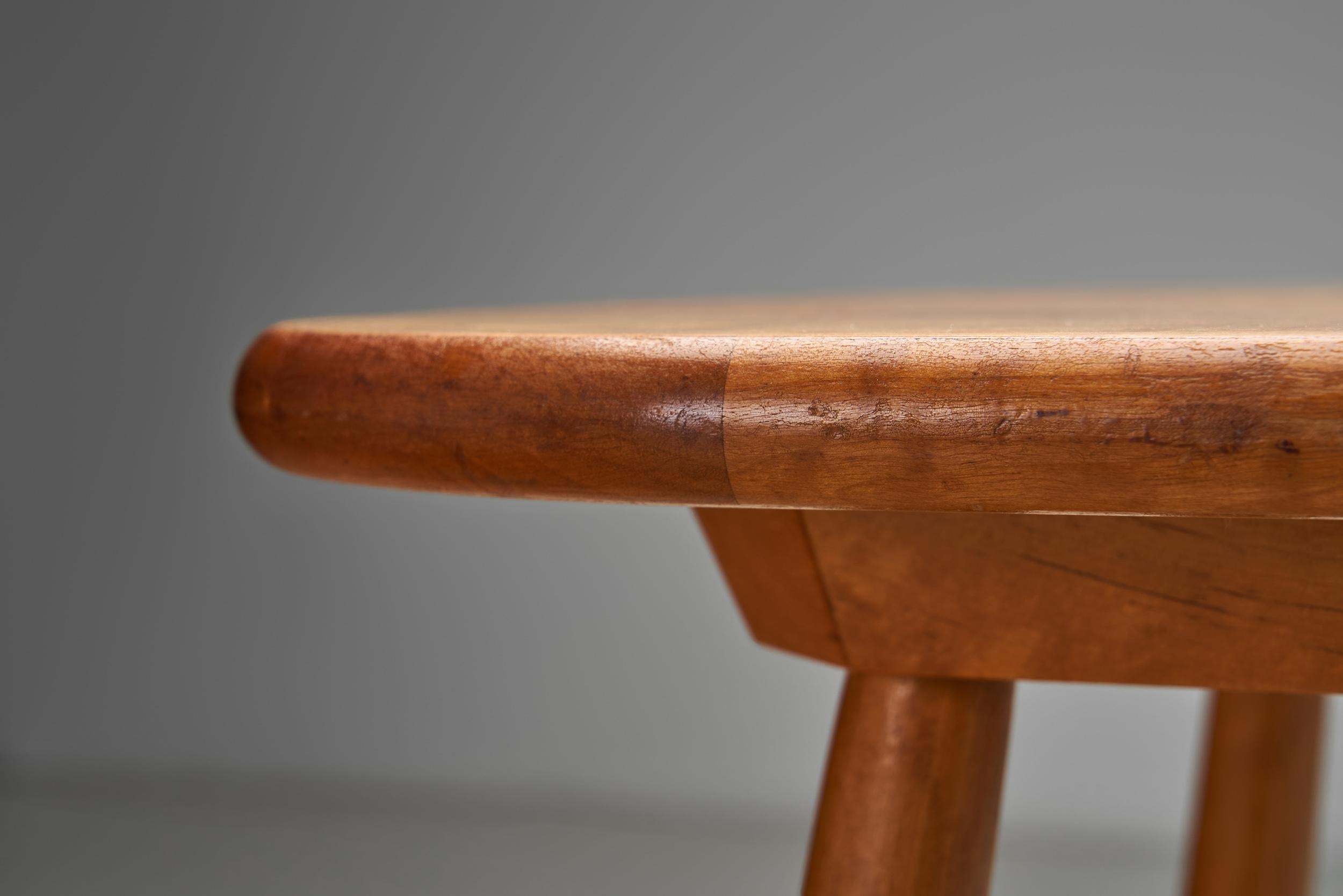 Table d'appoint moderne suédoise en bouleau avec pieds tournés, Suède vers les années 1940 en vente 5