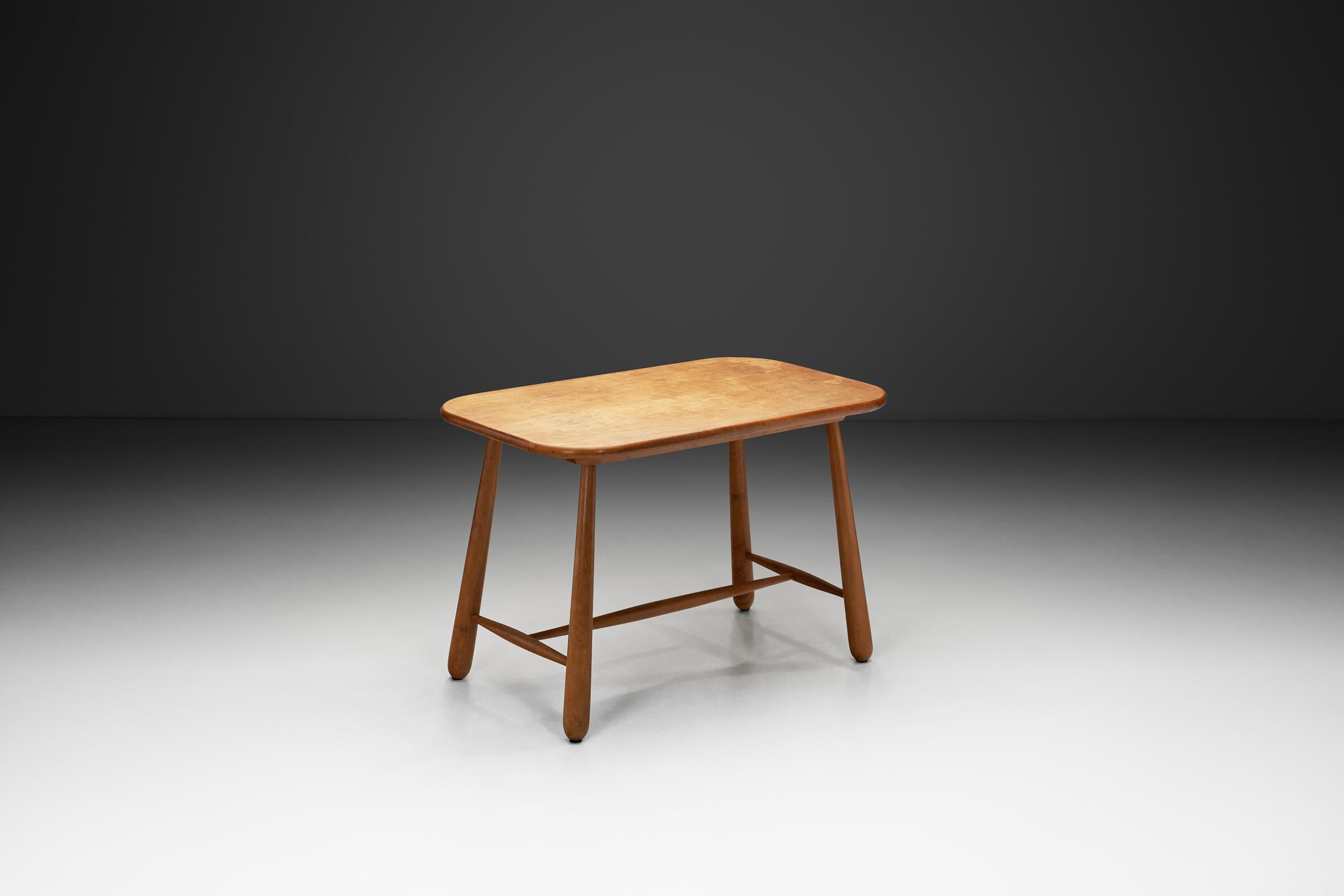 Les années 1940 en Suède ont été marquées par une philosophie du design discrète mais délibérée, fondée sur la fonction, la clarté et l'artisanat. Alors que le pays passait de l'austérité de la guerre au renouveau de l'après-guerre, les designers et