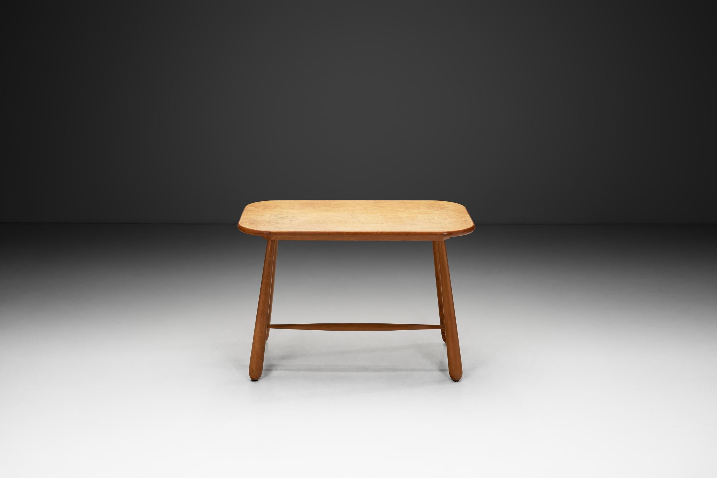 Mid-Century Modern Table d'appoint moderne suédoise en bouleau avec pieds tournés, Suède vers les années 1940 en vente