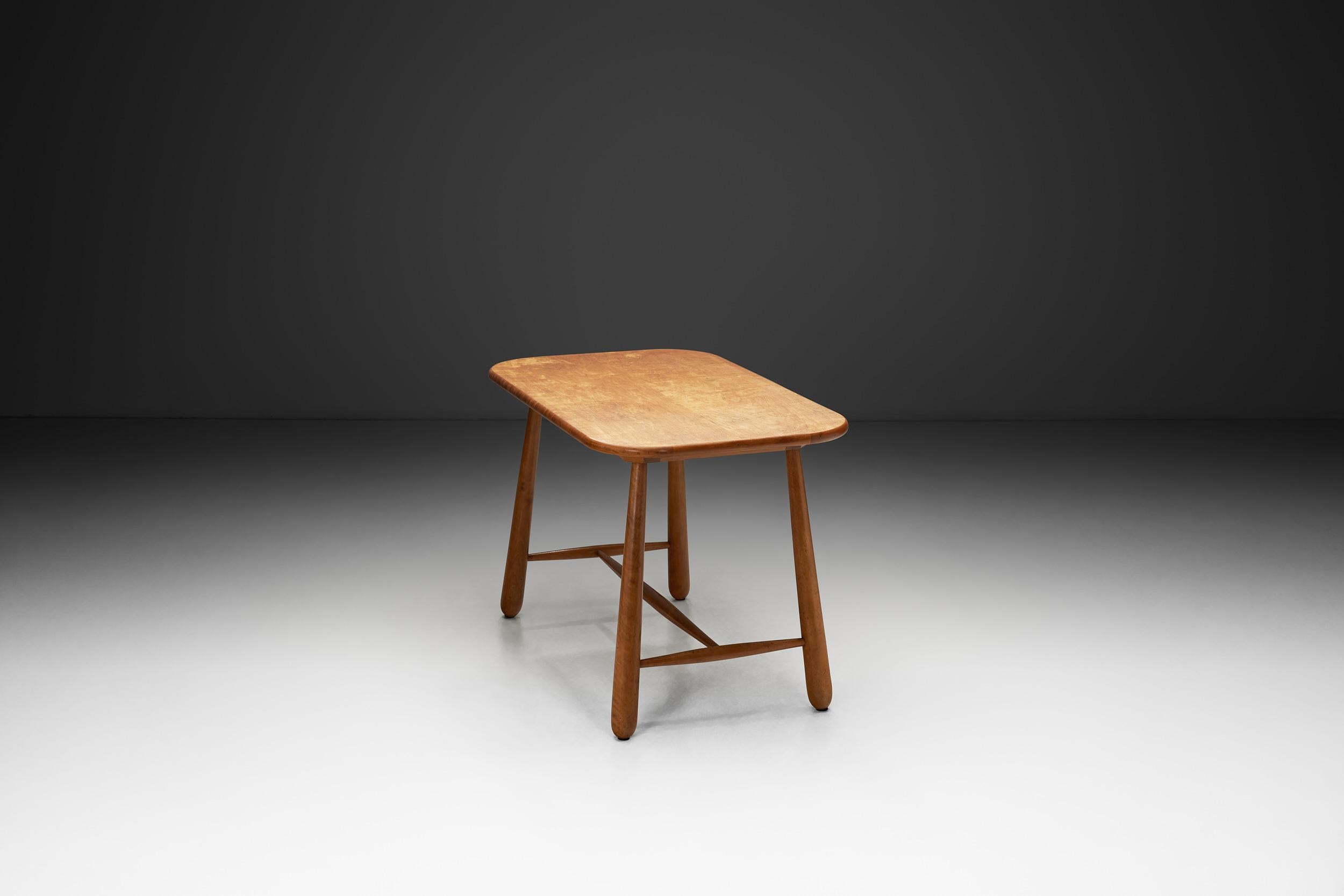 Suédois Table d'appoint moderne suédoise en bouleau avec pieds tournés, Suède vers les années 1940 en vente