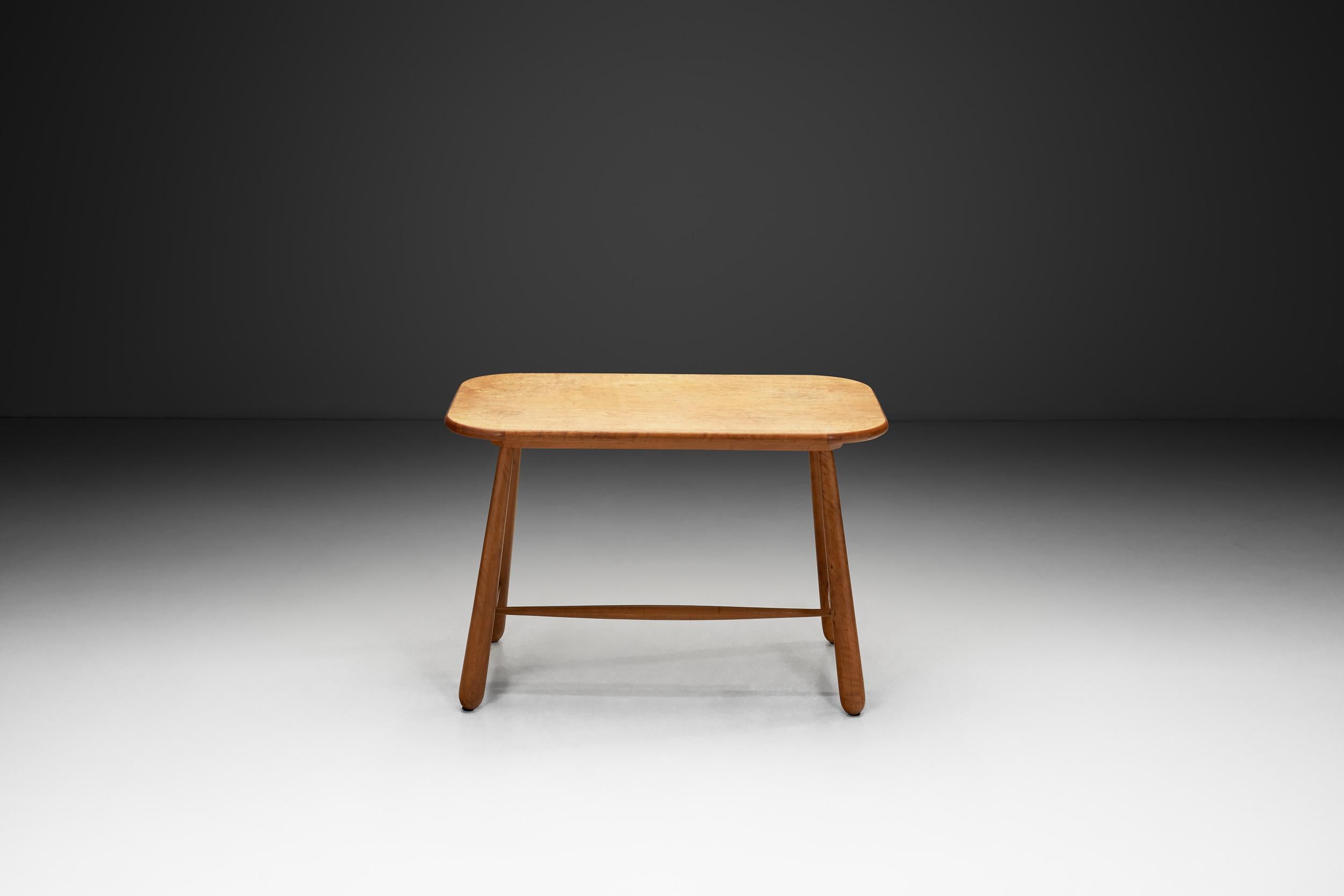 Table d'appoint moderne suédoise en bouleau avec pieds tournés, Suède vers les années 1940 Bon état - En vente à Utrecht, NL