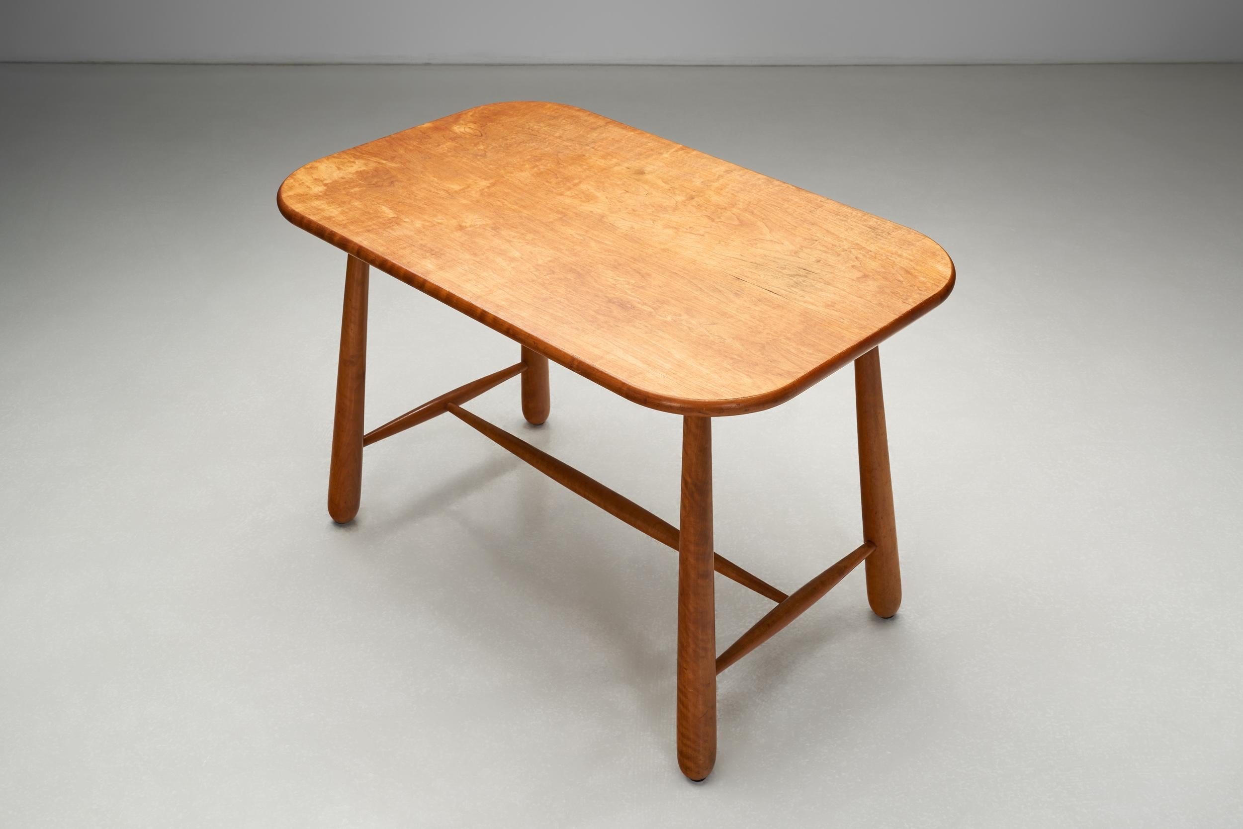 Milieu du XXe siècle Table d'appoint moderne suédoise en bouleau avec pieds tournés, Suède vers les années 1940 en vente