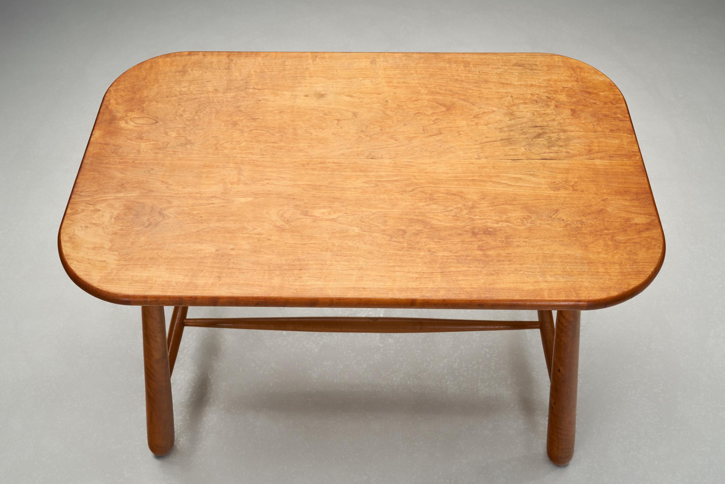 Bois Table d'appoint moderne suédoise en bouleau avec pieds tournés, Suède vers les années 1940 en vente