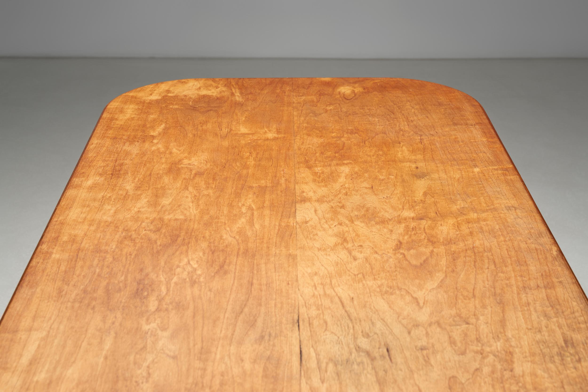 Table d'appoint moderne suédoise en bouleau avec pieds tournés, Suède vers les années 1940 en vente 1