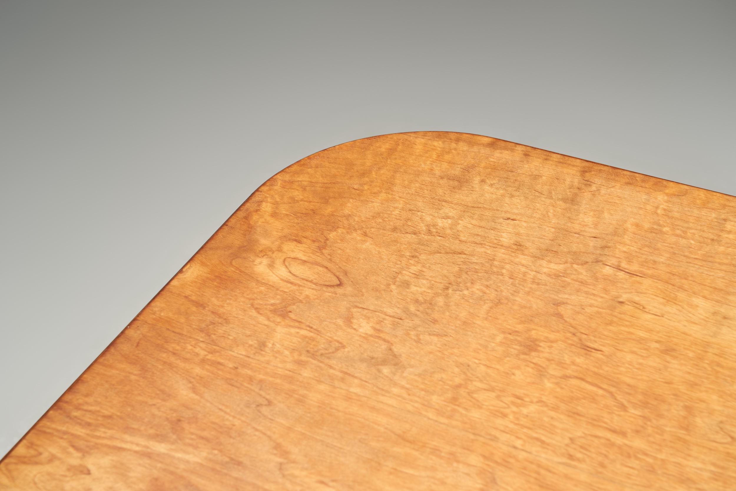 Table d'appoint moderne suédoise en bouleau avec pieds tournés, Suède vers les années 1940 en vente 2