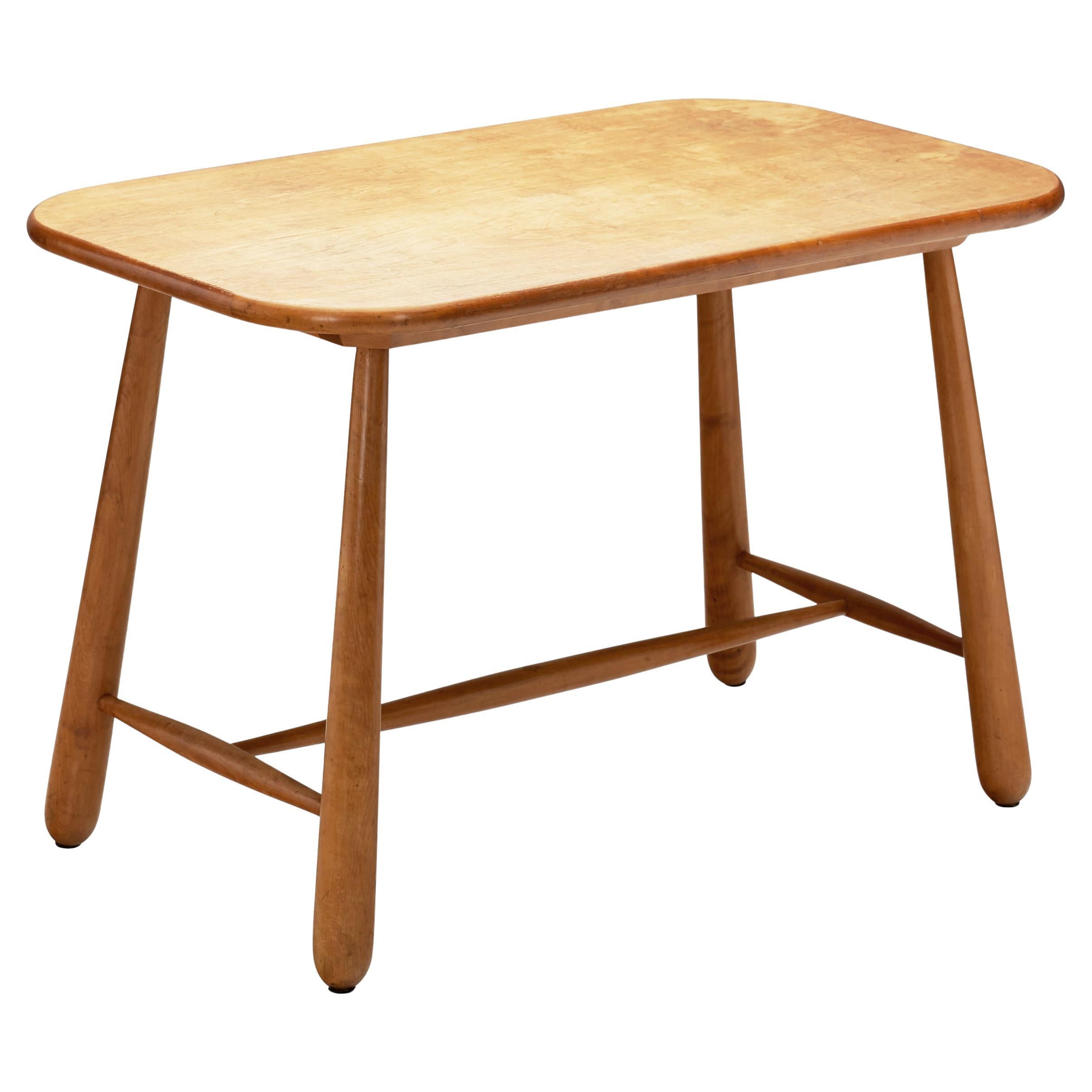 Table d'appoint moderne suédoise en bouleau avec pieds tournés, Suède vers les années 1940