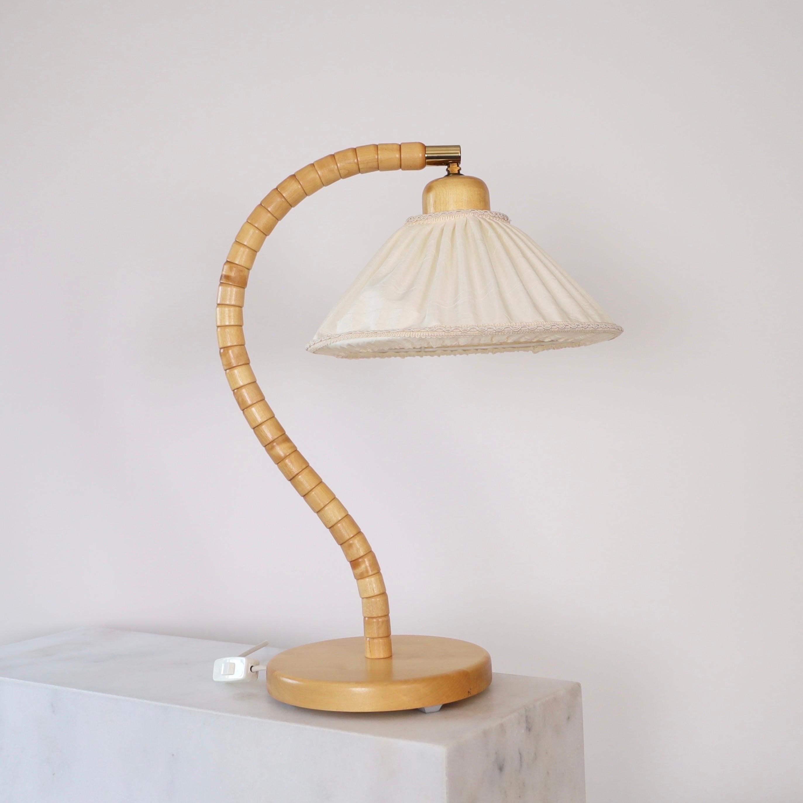 Lampe de table moderne suédoise en bois de bouleau fabriquée par Markslöjd Suède vers les années 1980. Une touche scandinave pour une belle maison.

* Lampe de table en bois de bouleau avec abat-jour en tissu blanc cassé.
* Fabricant : Markslöjd,