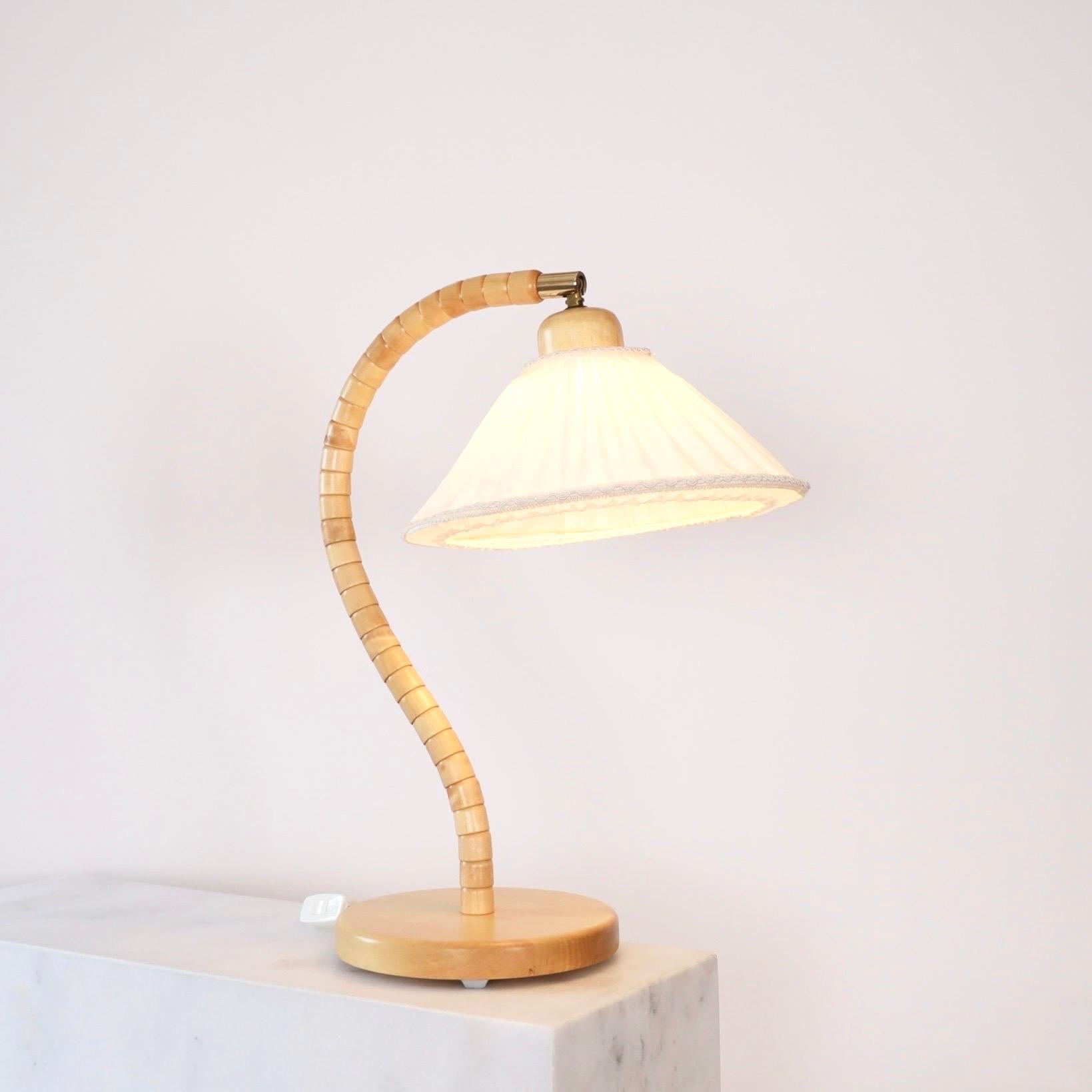 Suédois Lampe de table moderne suédoise en bois de bouleau par Markslöjd, Suède, années 1980 en vente