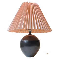 Lampe de table moderne suédoise en céramique noire à rayures blanches