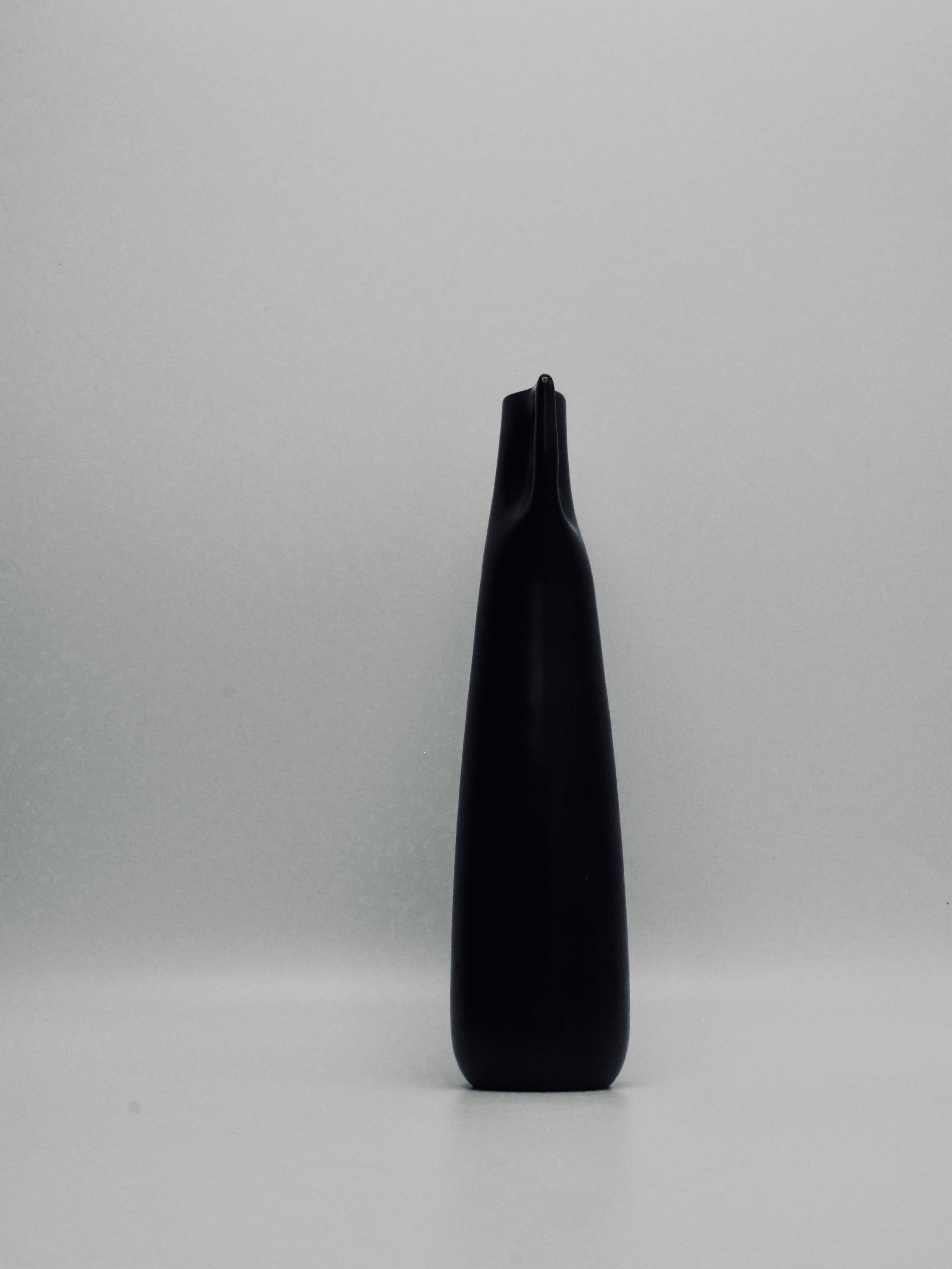 Poterie Vase moderne suédois en faïence noire 