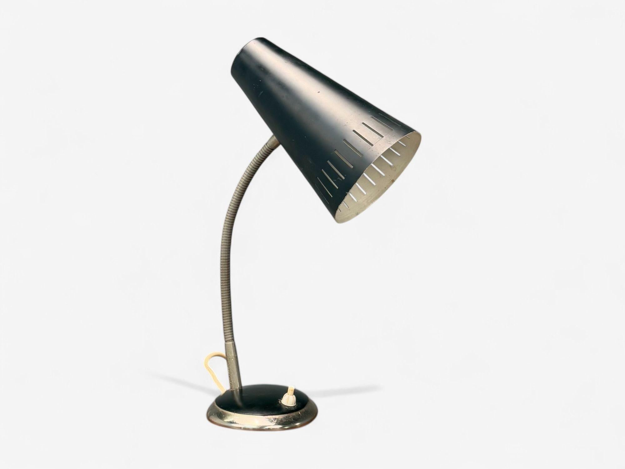 Lampe de bureau réglable en métal laqué noir, Suède, années 1950

Lampe de bureau réglable en métal laqué, conçue et produite en Suède vers les années 1950. Cet exemple peut également être accroché au mur pour servir d'applique ou de
