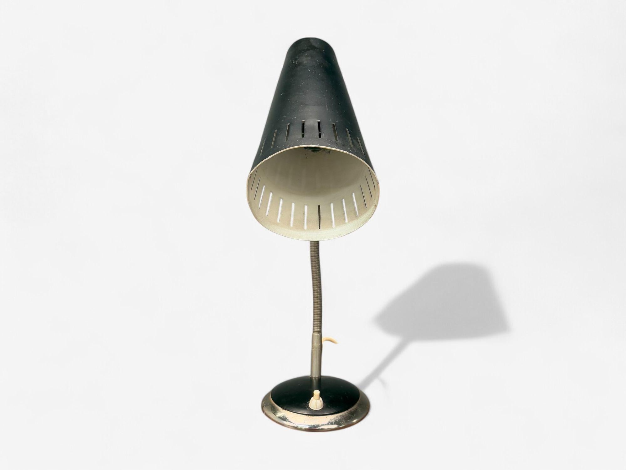Mid-Century Modern Lampe de bureau réglable en métal laqué noir, Suède, années 1950 en vente