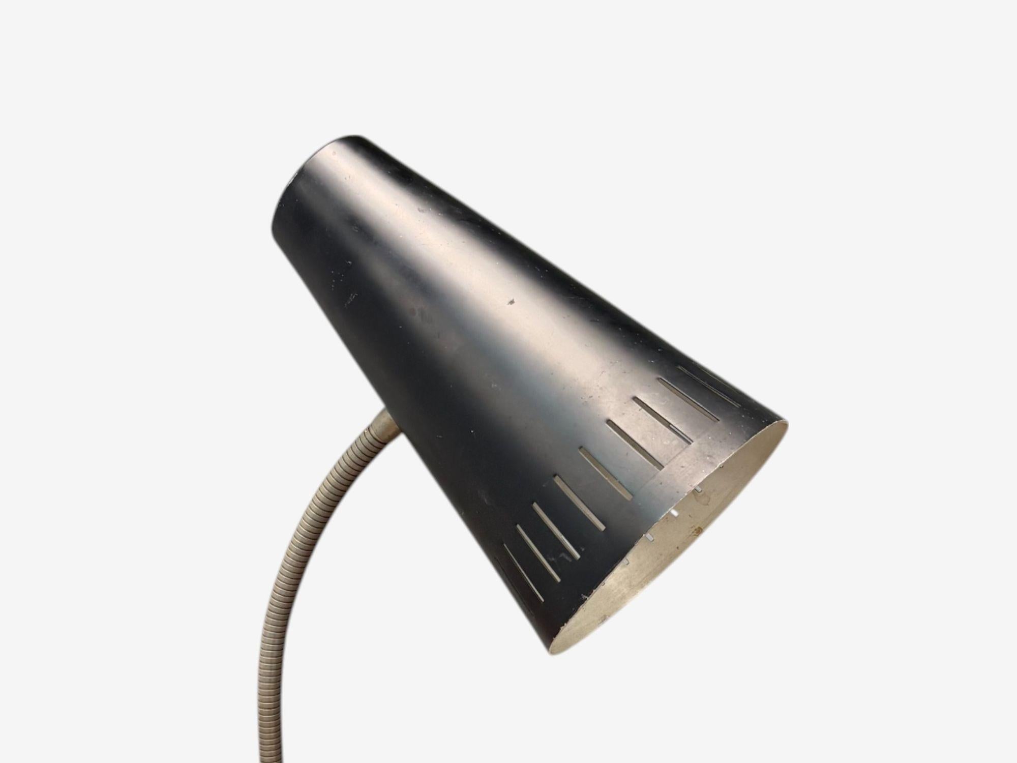 Milieu du XXe siècle Lampe de bureau réglable en métal laqué noir, Suède, années 1950 en vente