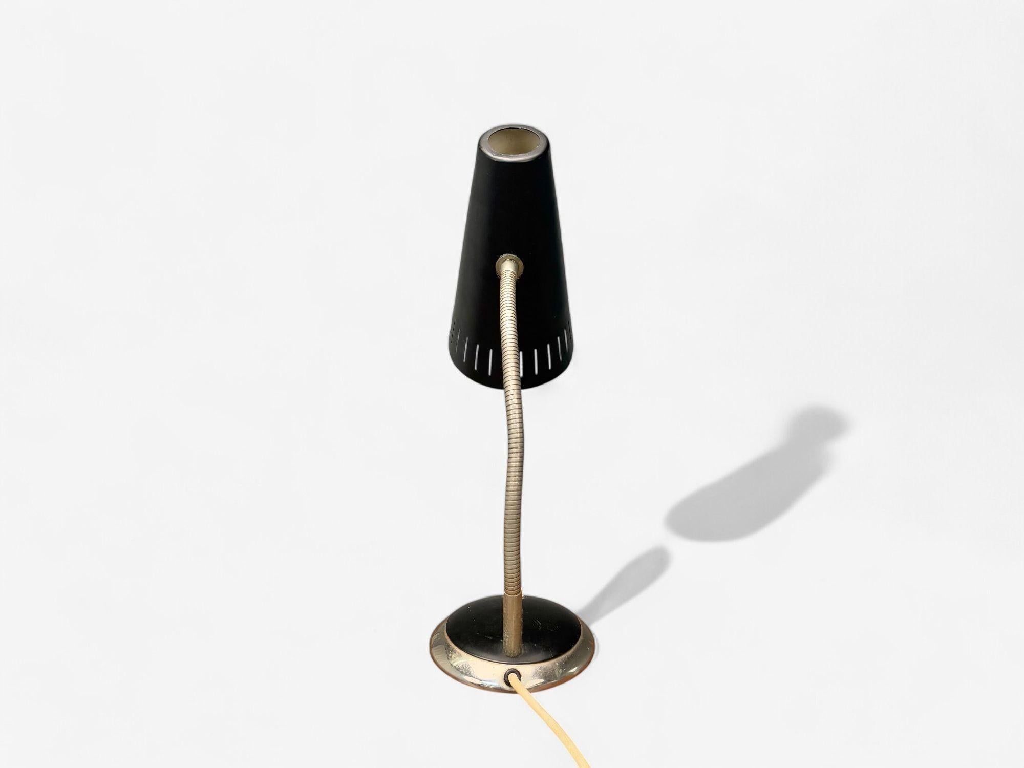 Lampe de bureau réglable en métal laqué noir, Suède, années 1950 en vente 1