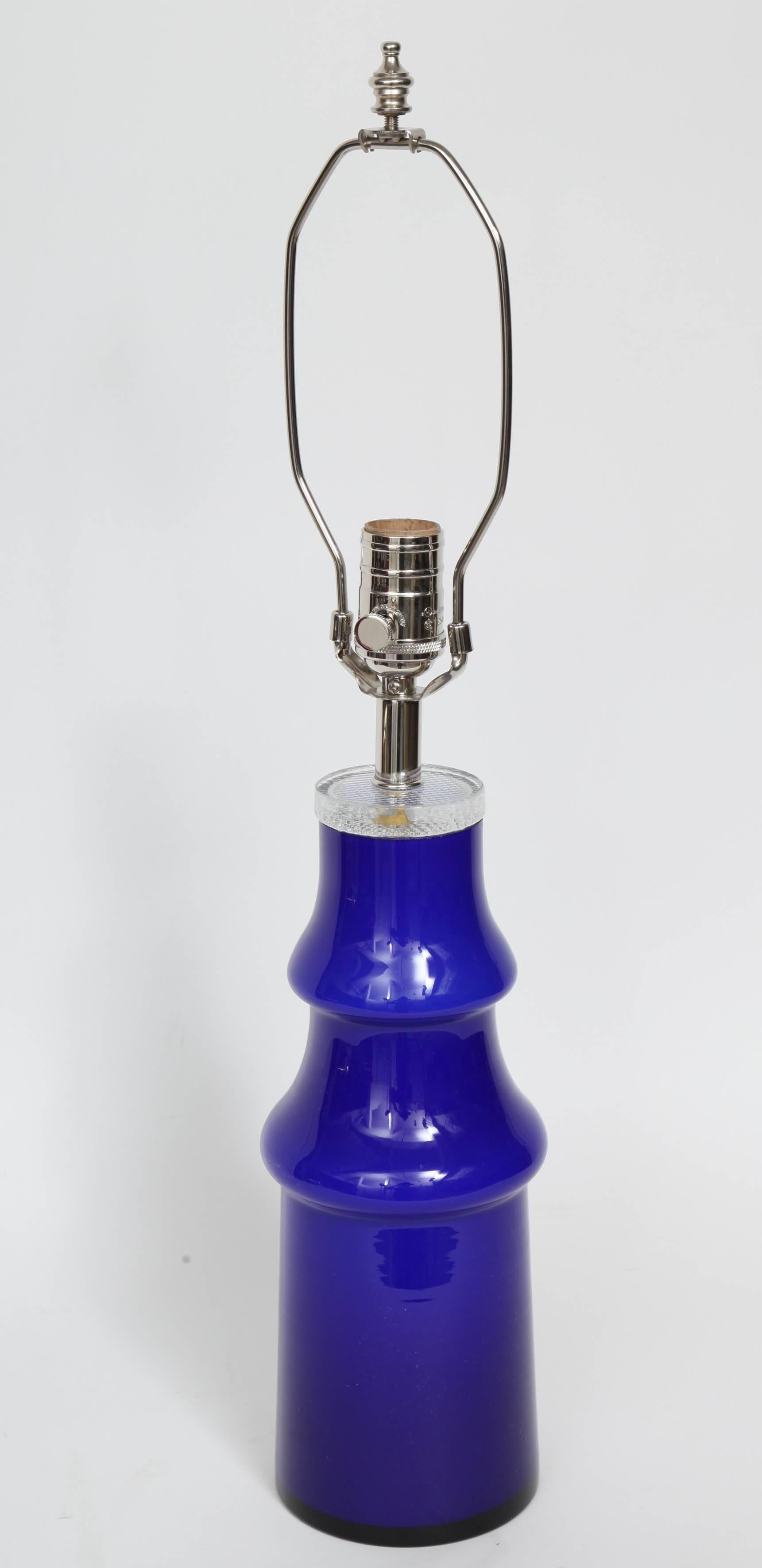 Schwedische moderne Kunstglaslampe in einem tiefen Blau. Die Lampe wurde für die USA neu verkabelt, mit Nickelarmaturen und klarem Kabel. 100W max Glühbirne. Schirm nicht enthalten.