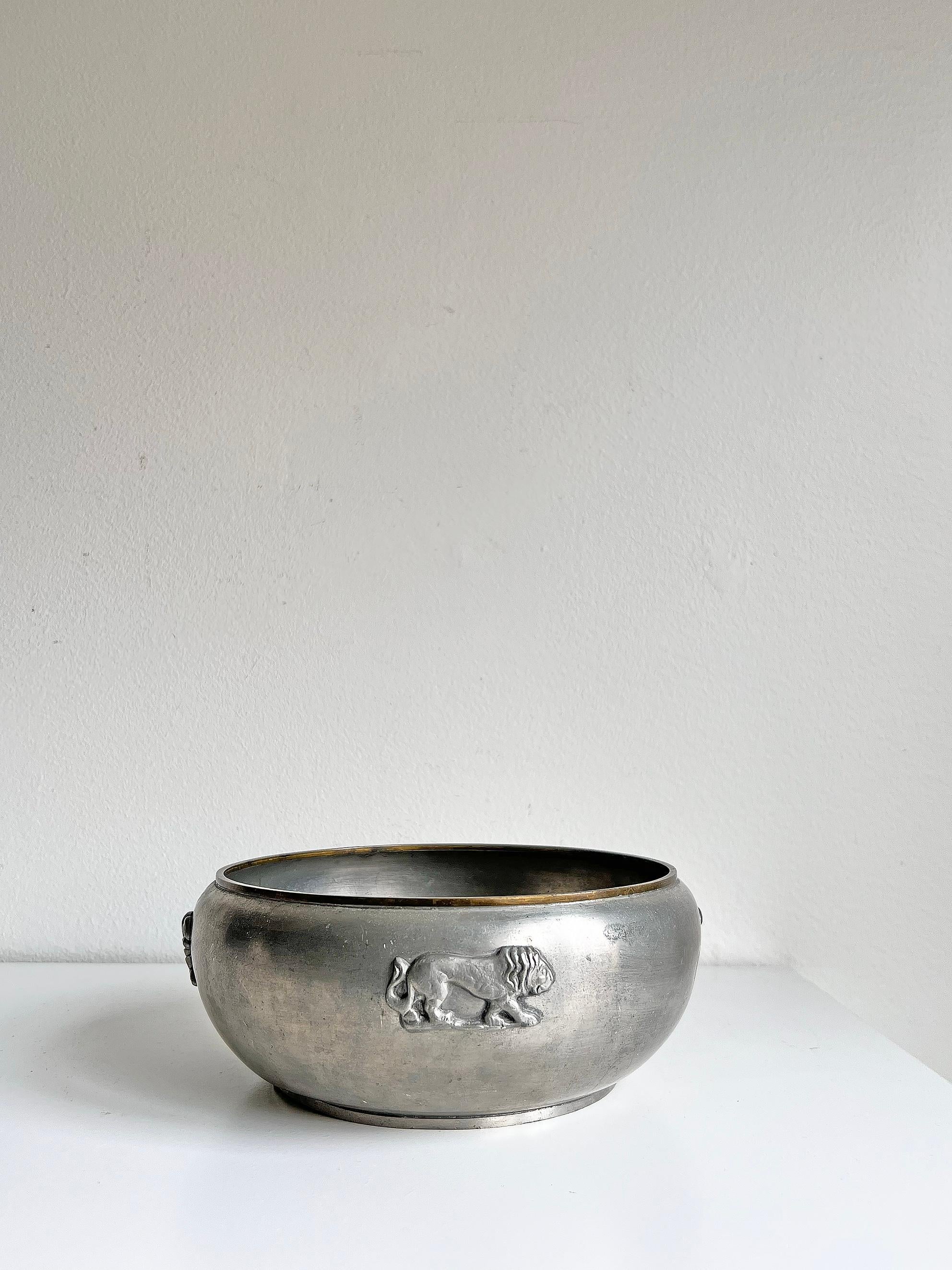 Swedish Modern Bowl in Pewter by GAB, 1930 In Fair Condition For Sale In Örebro, SE