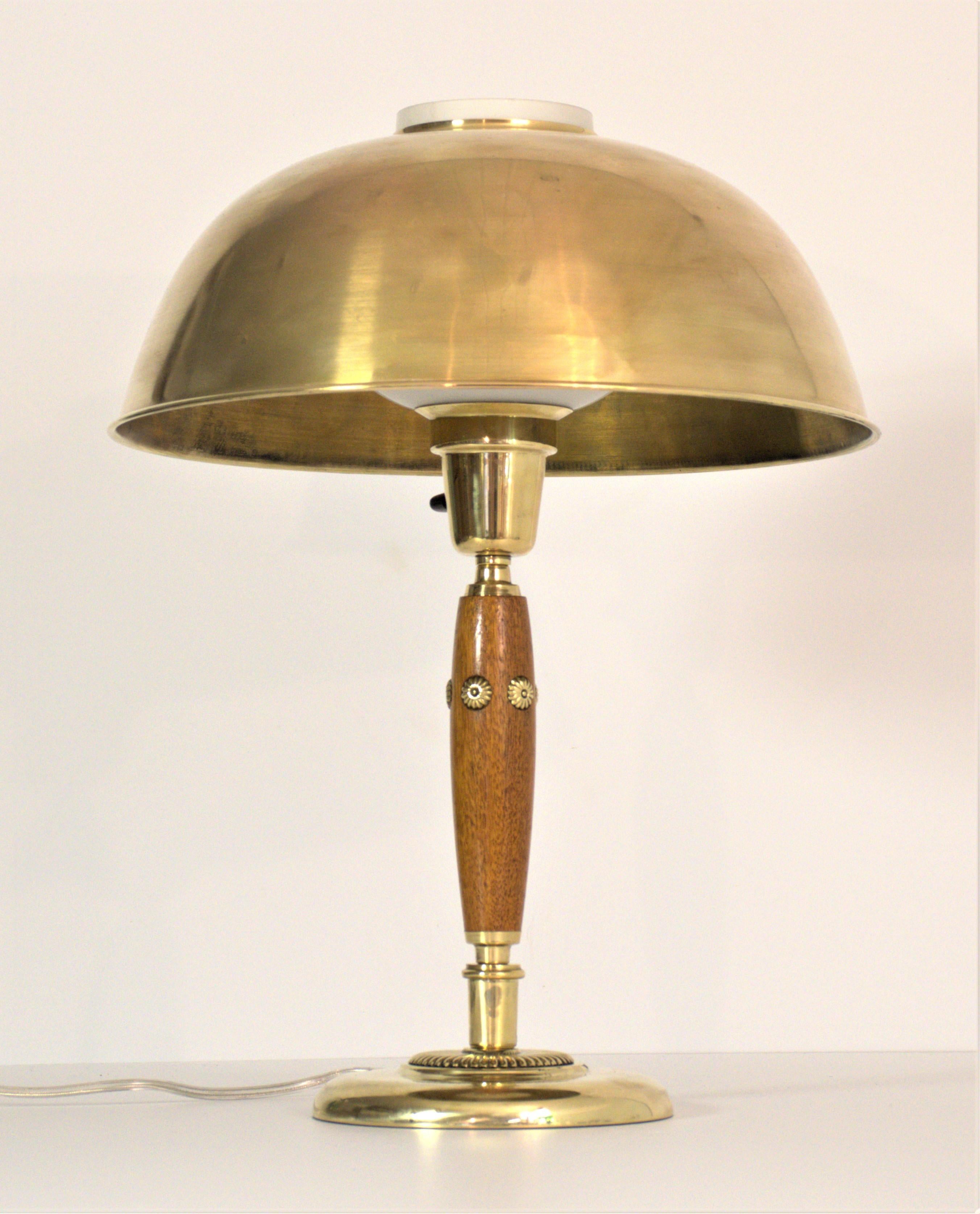 Suédois Lampe de table moderne suédoise en laiton et en Beeche par Hans Bergström, années 1940. en vente