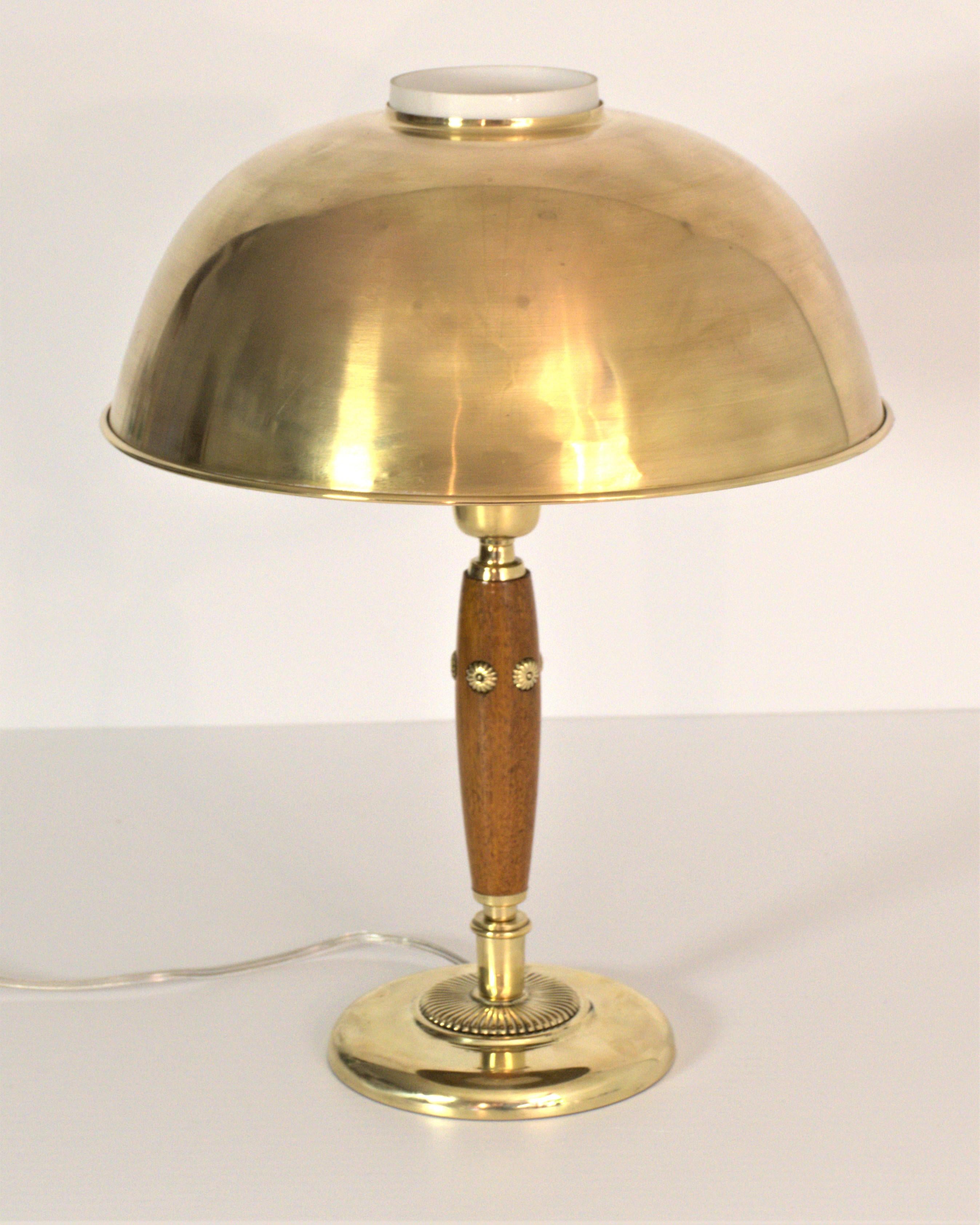 Milieu du XXe siècle Lampe de table moderne suédoise en laiton et en Beeche par Hans Bergström, années 1940. en vente