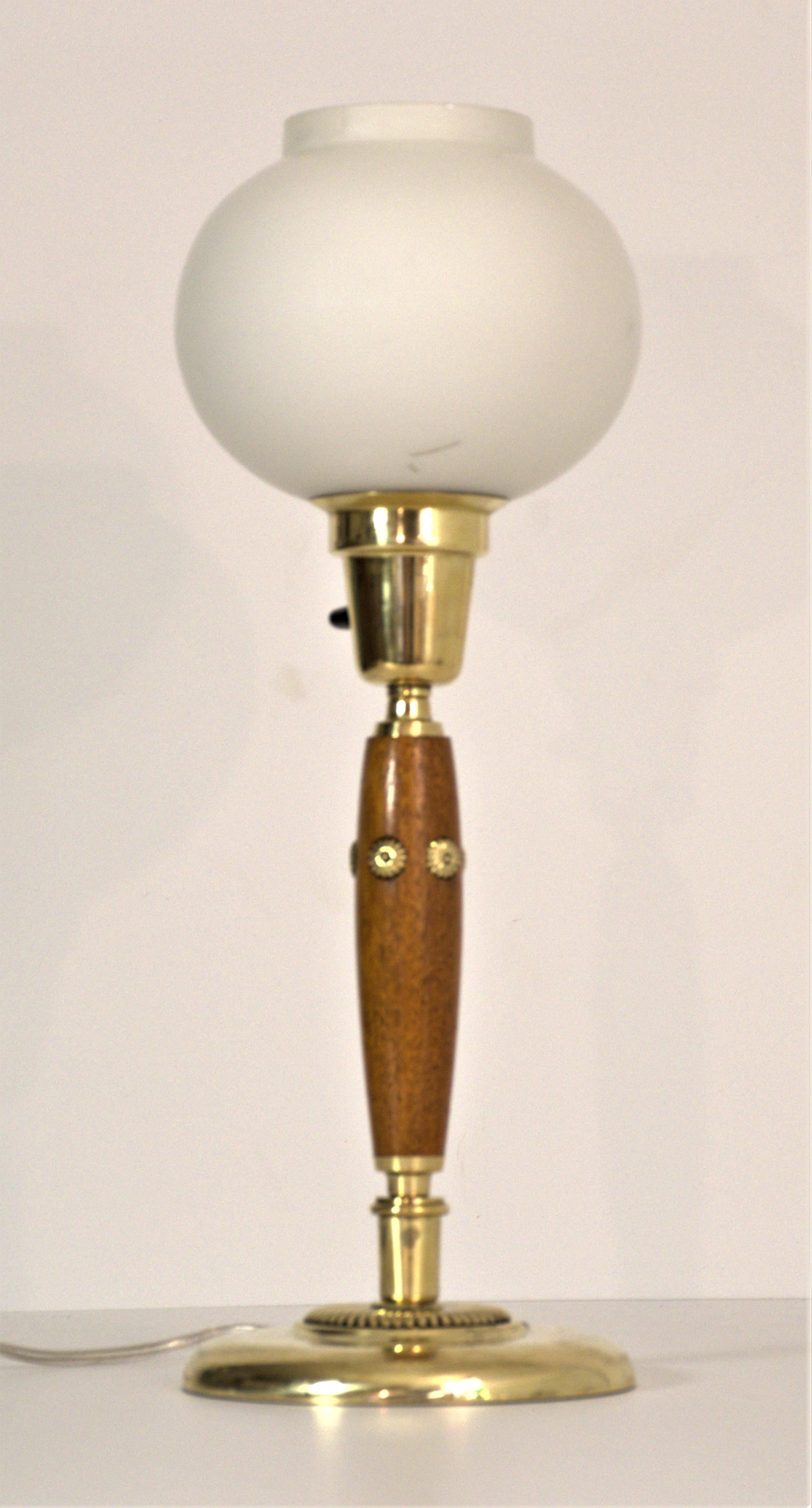 Laiton Lampe de table moderne suédoise en laiton et en Beeche par Hans Bergström, années 1940. en vente