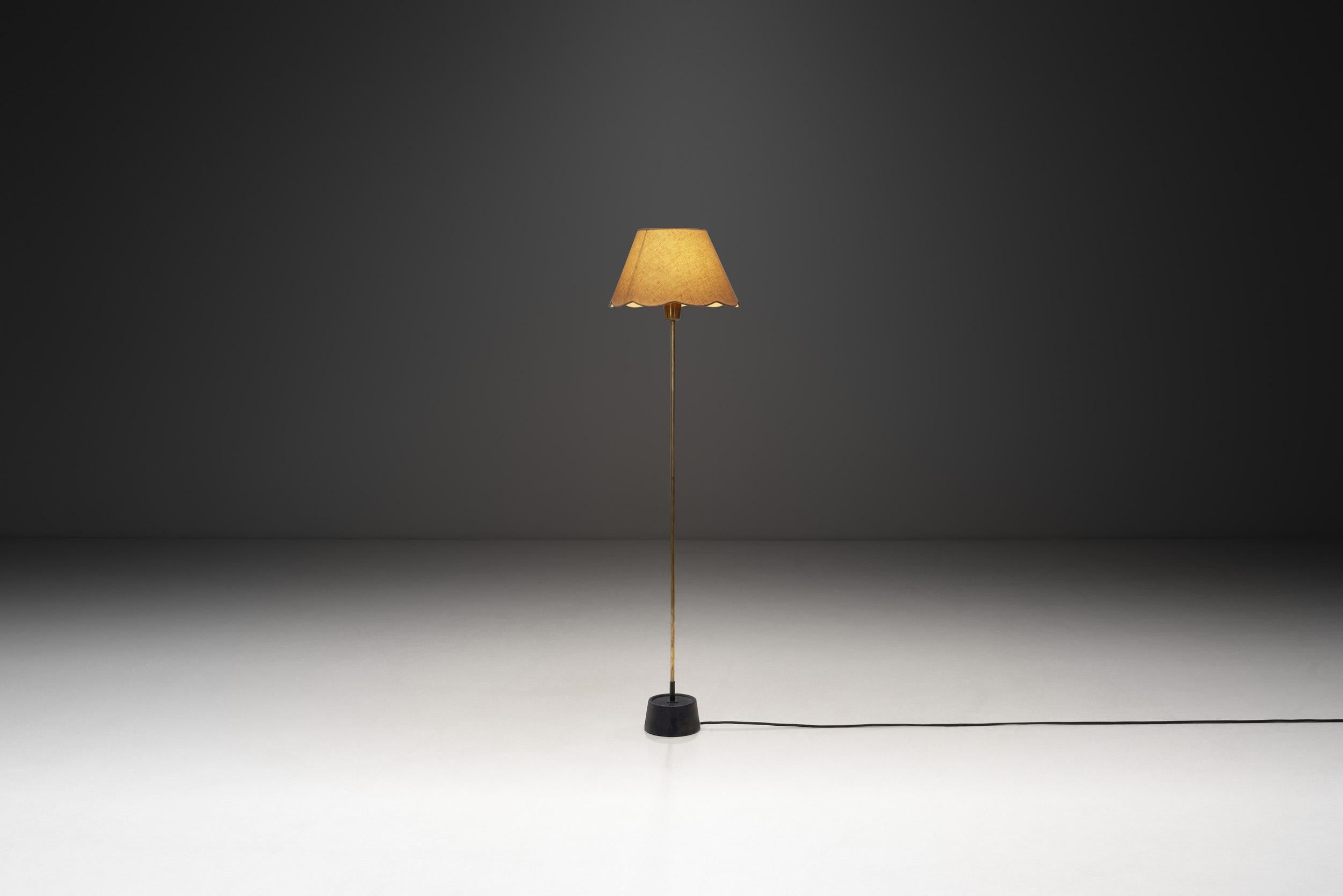 Suédois Lampadaire The Modernity en laiton et fonte pour ASEA, Suède années 1950 en vente