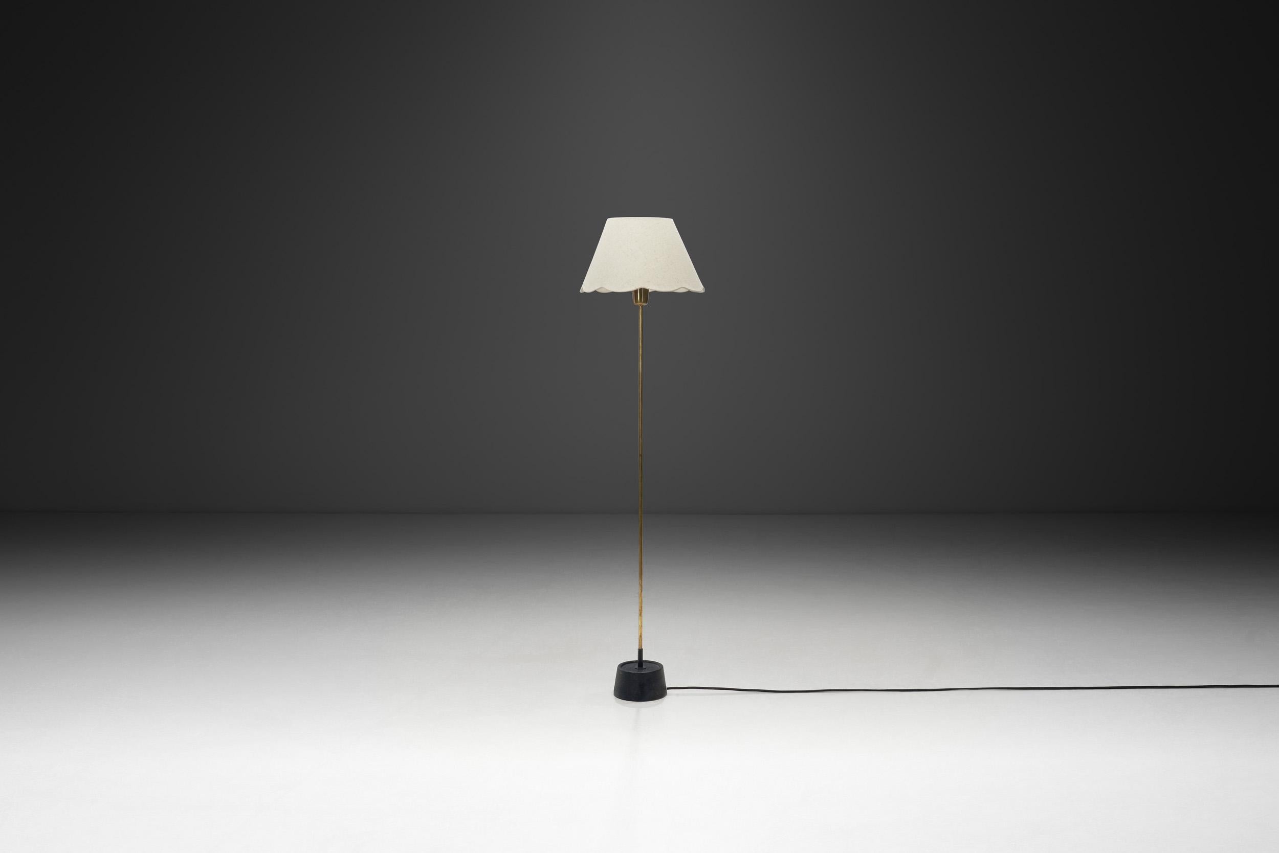 Lampadaire The Modernity en laiton et fonte pour ASEA, Suède années 1950 Bon état - En vente à Utrecht, NL