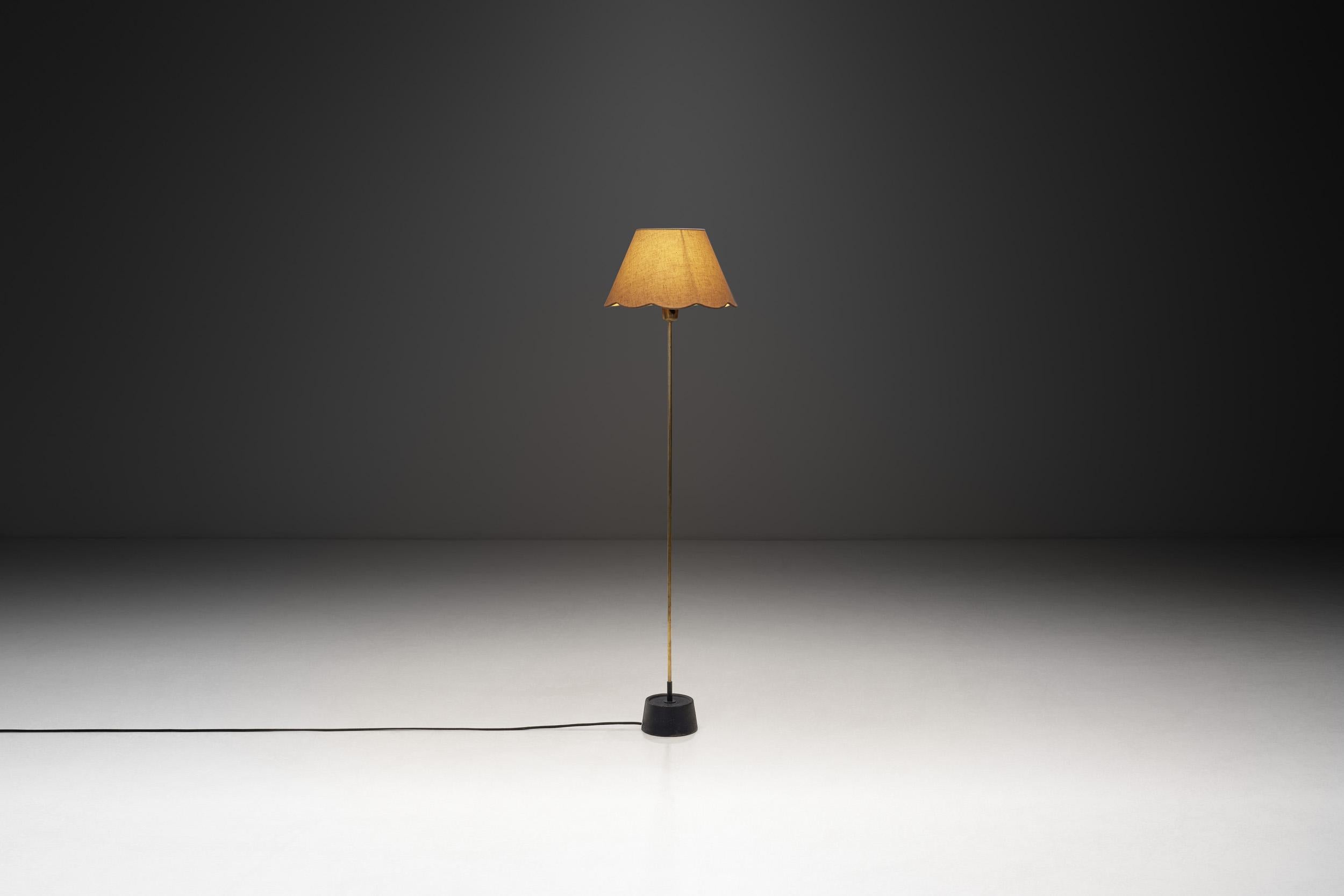 Milieu du XXe siècle Lampadaire The Modernity en laiton et fonte pour ASEA, Suède années 1950 en vente