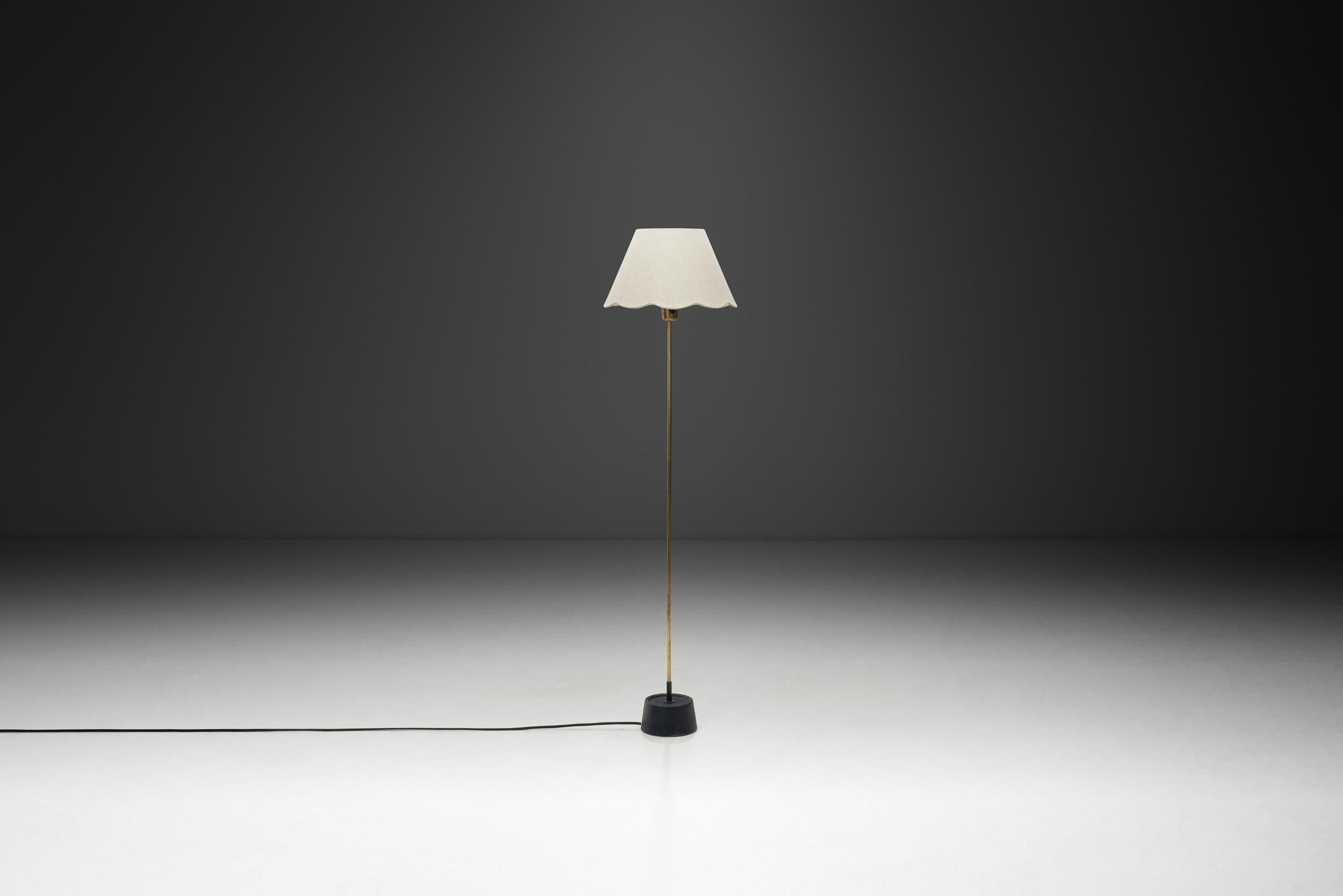 Laiton Lampadaire The Modernity en laiton et fonte pour ASEA, Suède années 1950 en vente