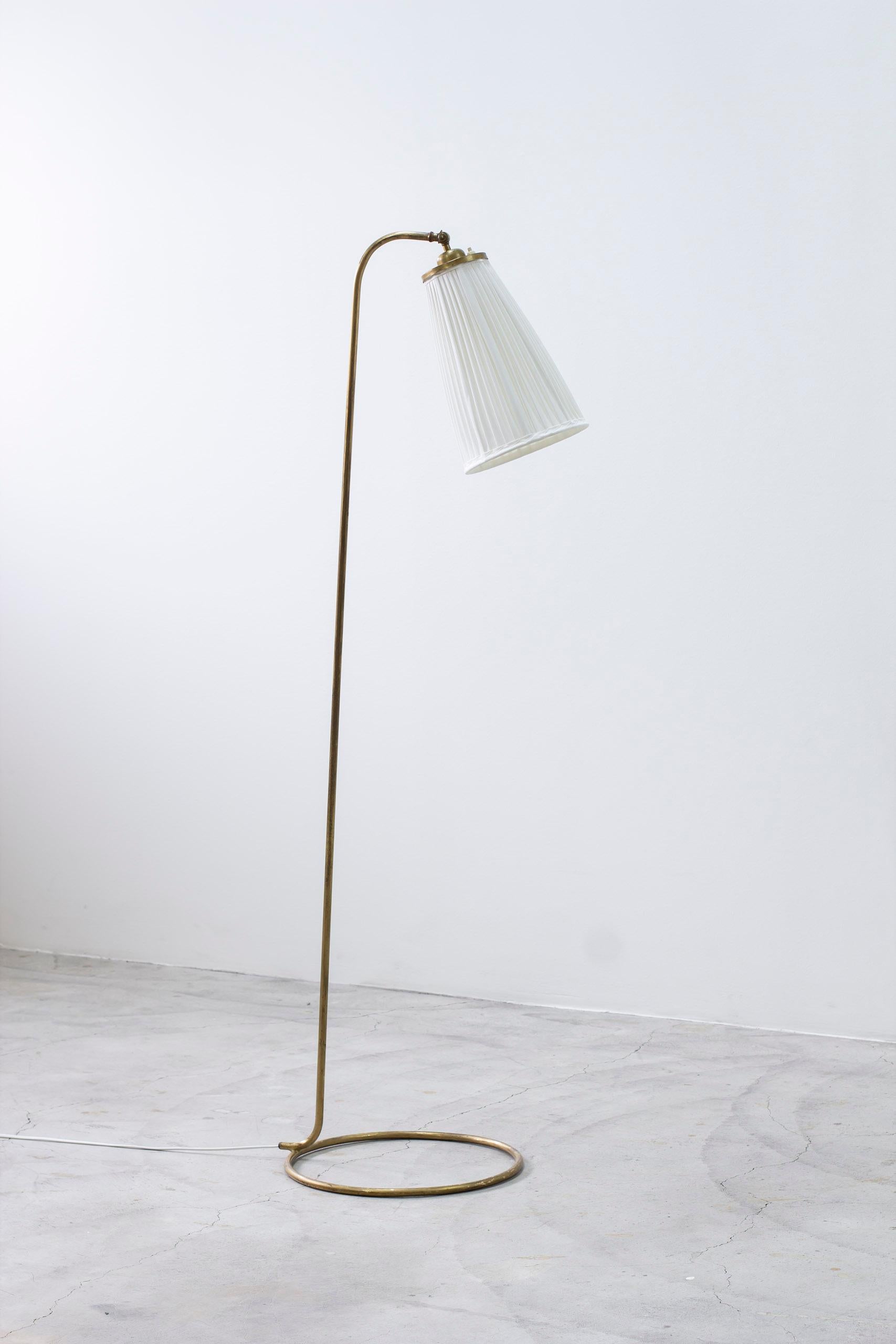 Swedish modern brass and fabric floor lamp from the 1940s In Good Condition In Hägersten, SE