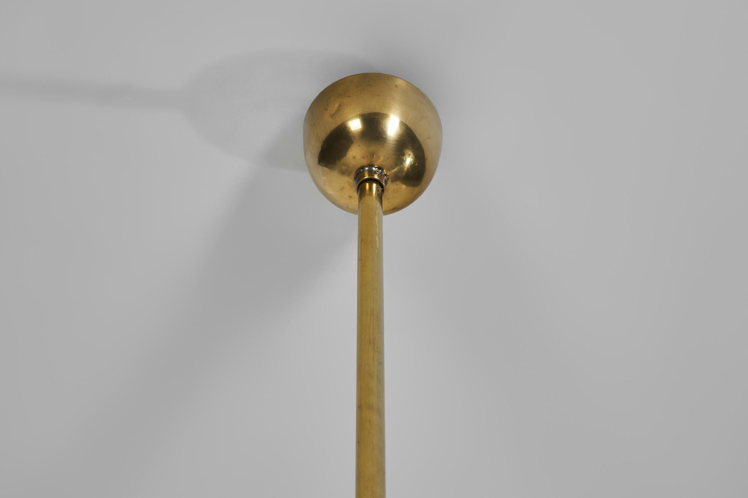 Lustre moderne suédois en laiton et verre, Suède, années 1940 en vente 3