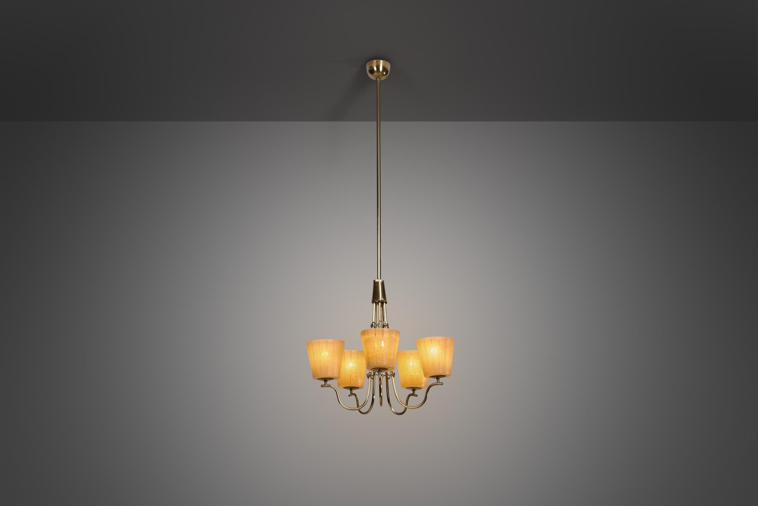 Les designers suédois du XXe siècle, profondément influents, ont été les pionniers d'un style léger, floral et élégant dans sa simplicité, qu'incarne cette lampe. Ces designers sont parvenus à une combinaison élégante de praticité et de