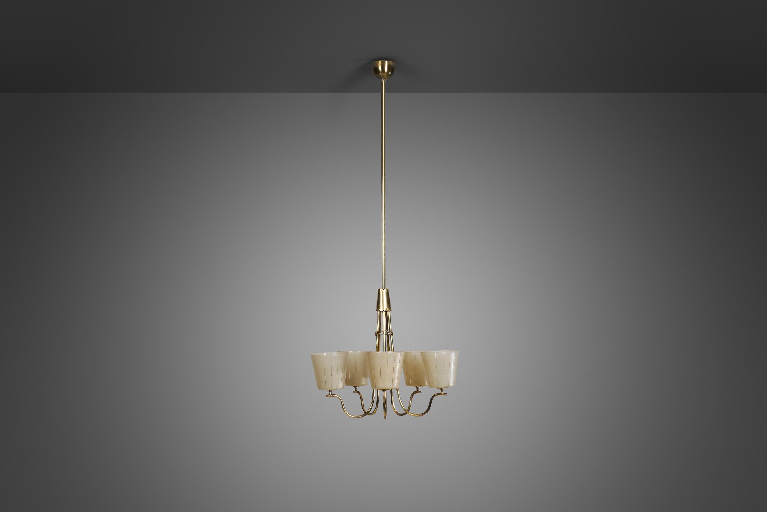 Lustre moderne suédois en laiton et verre, Suède, années 1940 Bon état - En vente à Utrecht, NL
