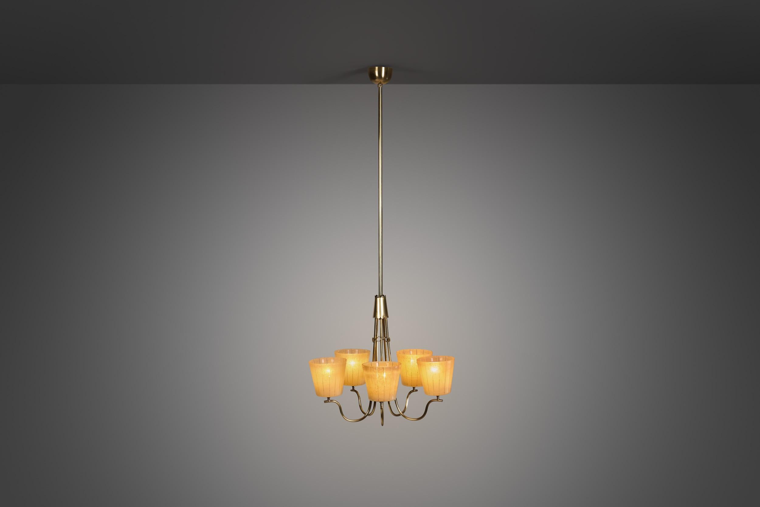 Milieu du XXe siècle Lustre moderne suédois en laiton et verre, Suède, années 1940 en vente
