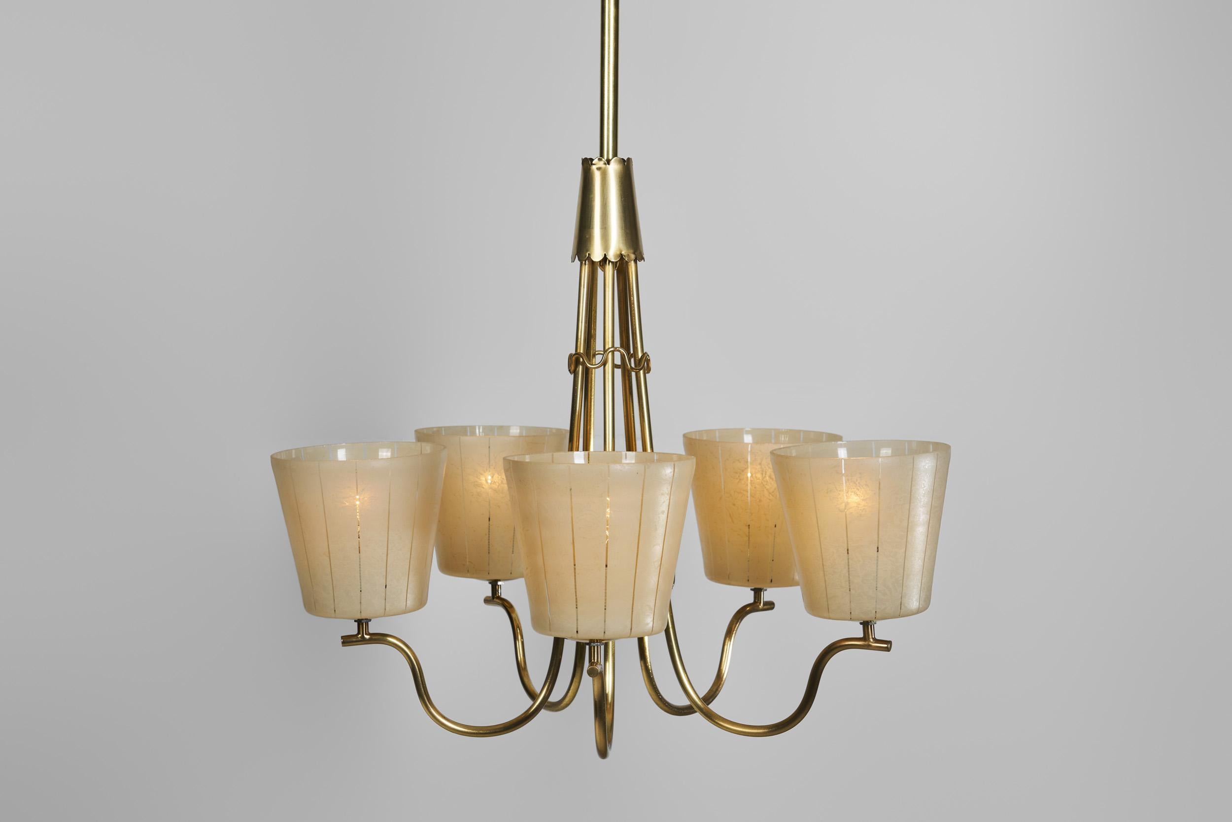 Lustre moderne suédois en laiton et verre, Suède, années 1940 en vente 1
