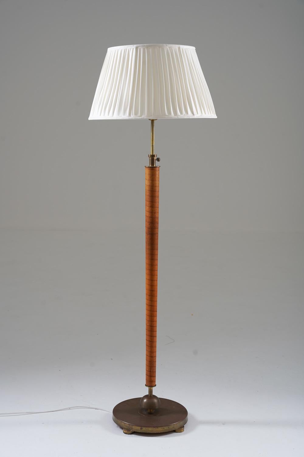 Scandinavian floor lamp manufactured in Sweden, 1930s.
Beautiful floor lamp made in beautiful materials. The foot is made of brass, supporting the base, which has a beautiful leather webbing. The height of the lamp is adjustable.

Condition: Very