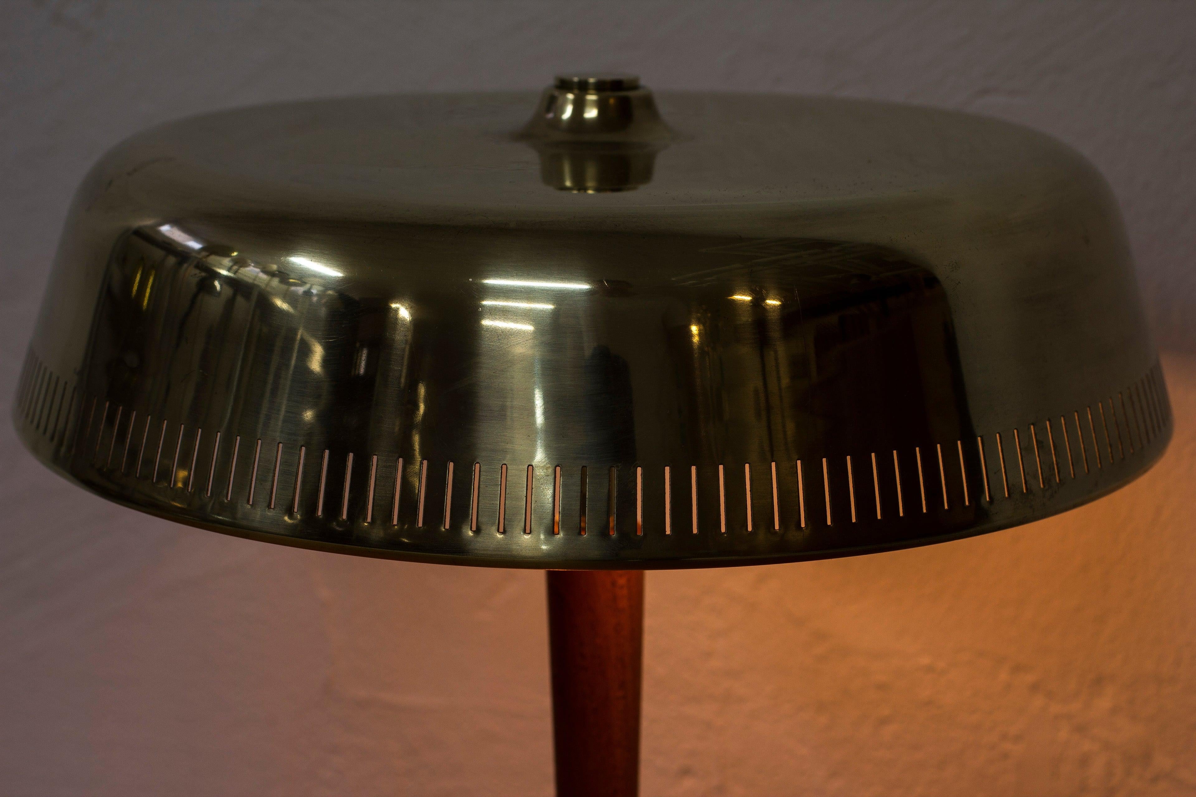 Schwedische moderne Tischlampe aus Messing und Eiche von Bröderna Malmström, Schweden, 1940er Jahre 5