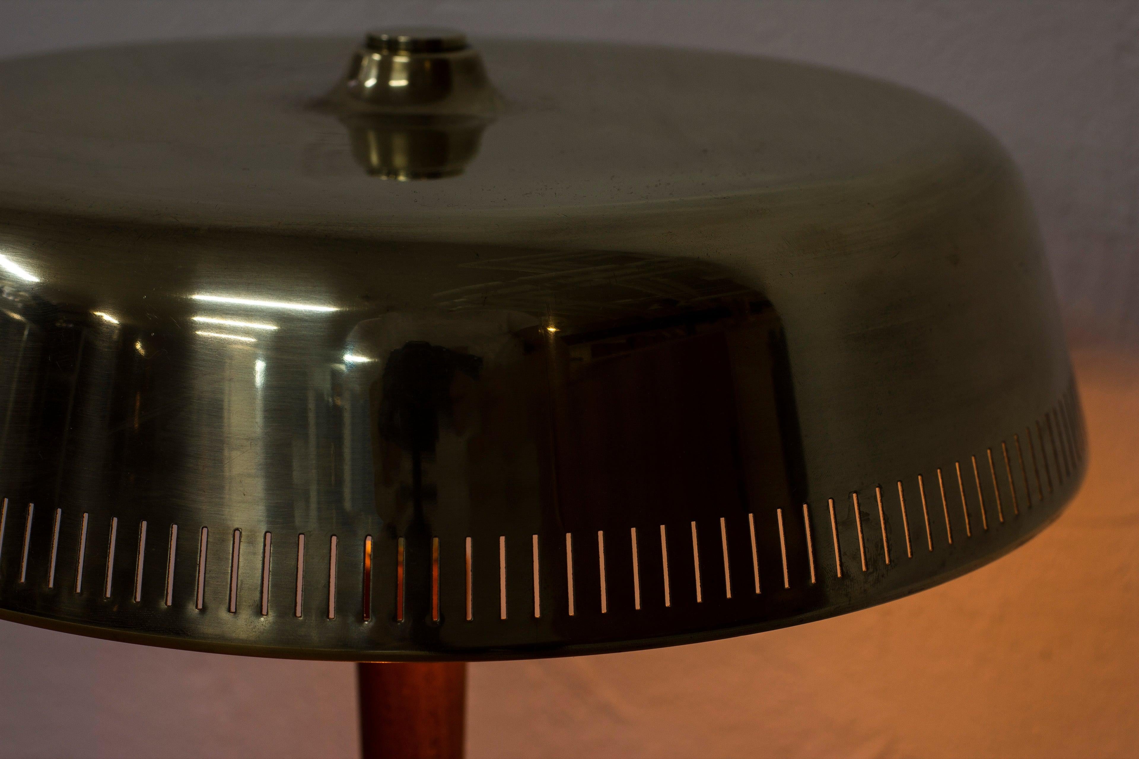 Schwedische moderne Tischlampe aus Messing und Eiche von Bröderna Malmström, Schweden, 1940er Jahre 6