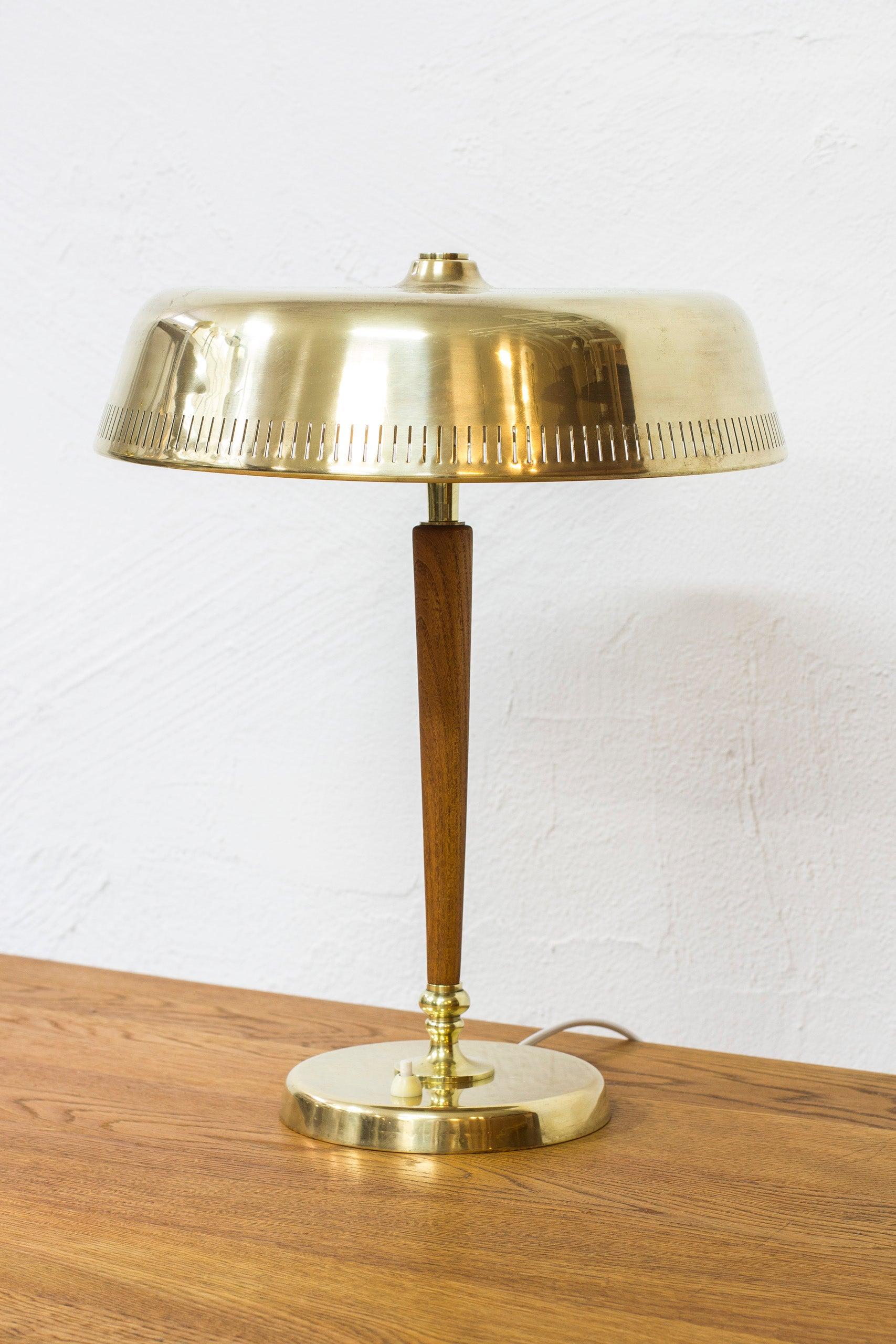 Moderne schwedische Tischlampe aus Messing und Eiche, Modell 