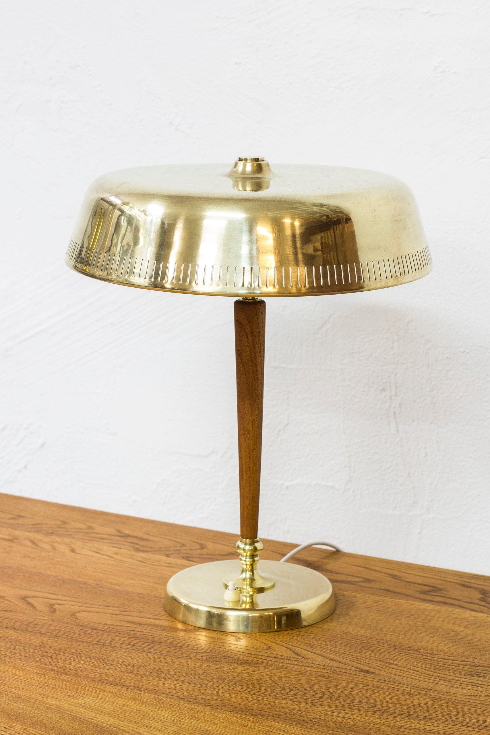 Schwedische moderne Tischlampe aus Messing und Eiche von Bröderna Malmström, Schweden, 1940er Jahre (Skandinavische Moderne)