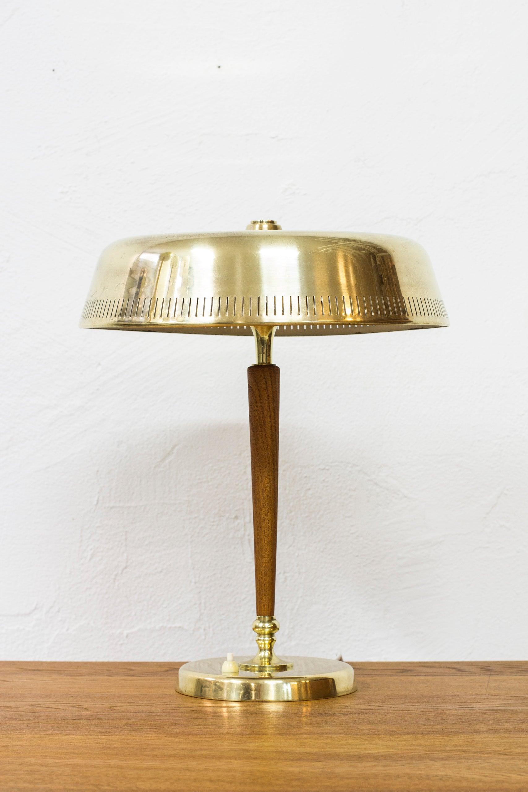 Schwedische moderne Tischlampe aus Messing und Eiche von Bröderna Malmström, Schweden, 1940er Jahre im Zustand „Gut“ in Hägersten, SE