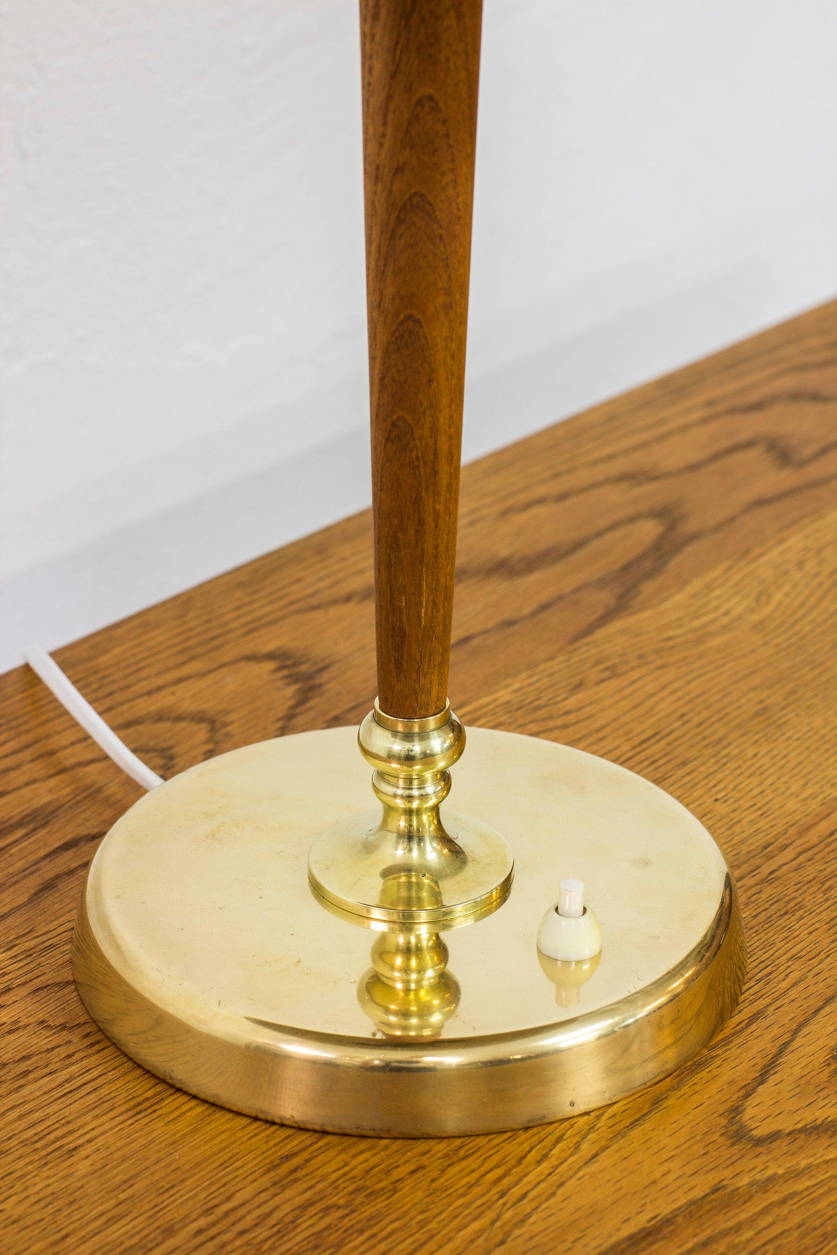 Schwedische moderne Tischlampe aus Messing und Eiche von Bröderna Malmström, Schweden, 1940er Jahre (Mitte des 20. Jahrhunderts)