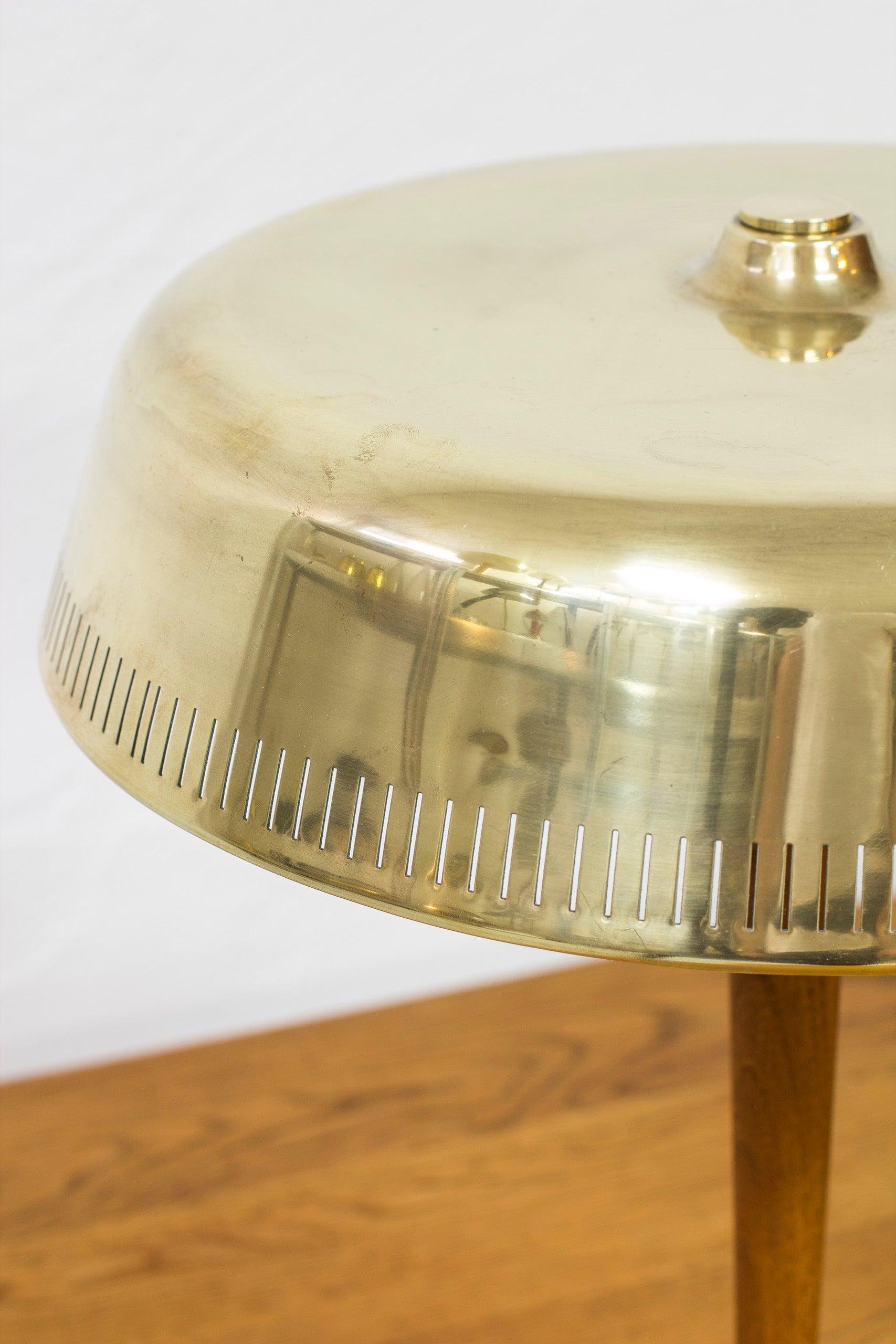 Schwedische moderne Tischlampe aus Messing und Eiche von Bröderna Malmström, Schweden, 1940er Jahre 1