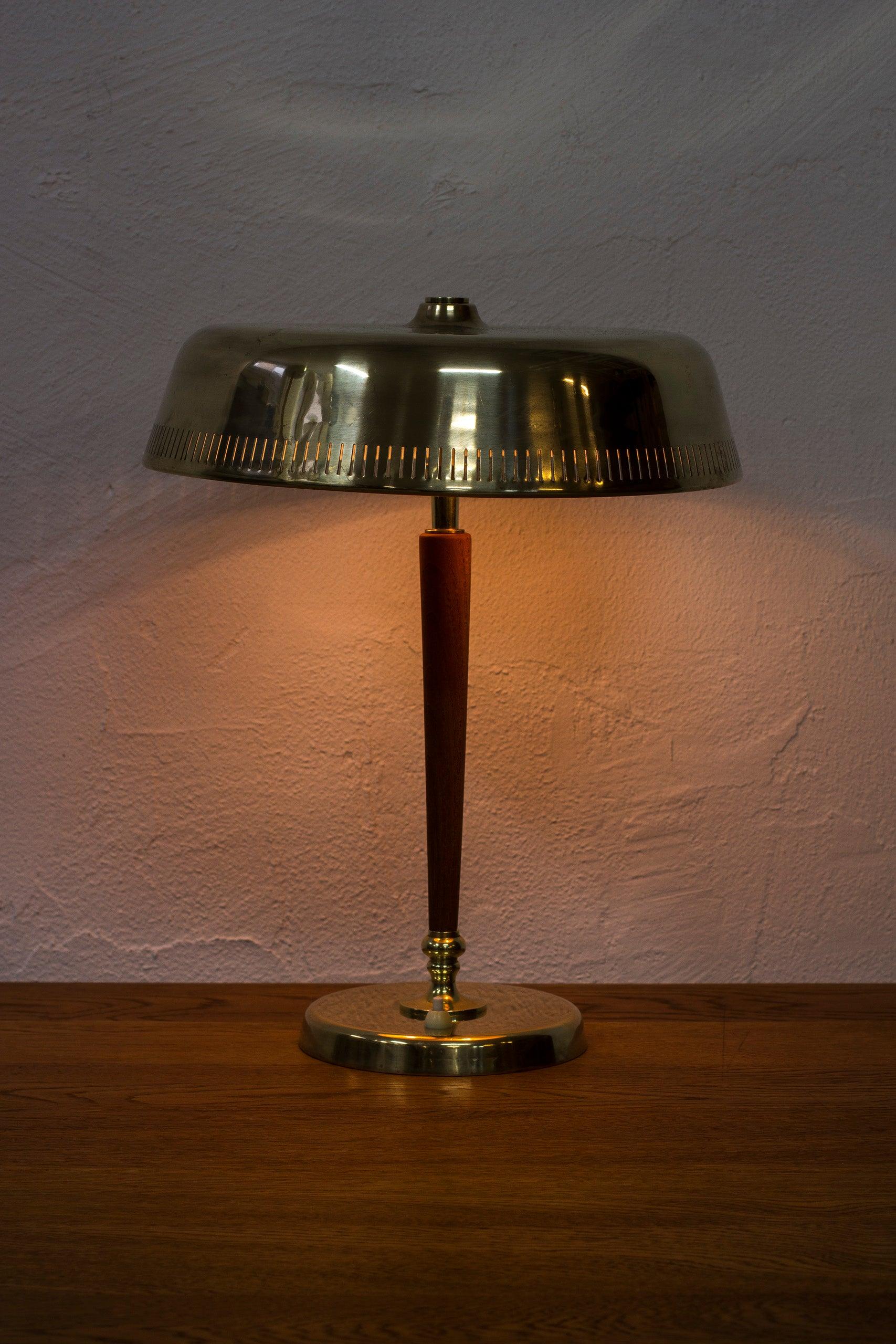 Schwedische moderne Tischlampe aus Messing und Eiche von Bröderna Malmström, Schweden, 1940er Jahre 4