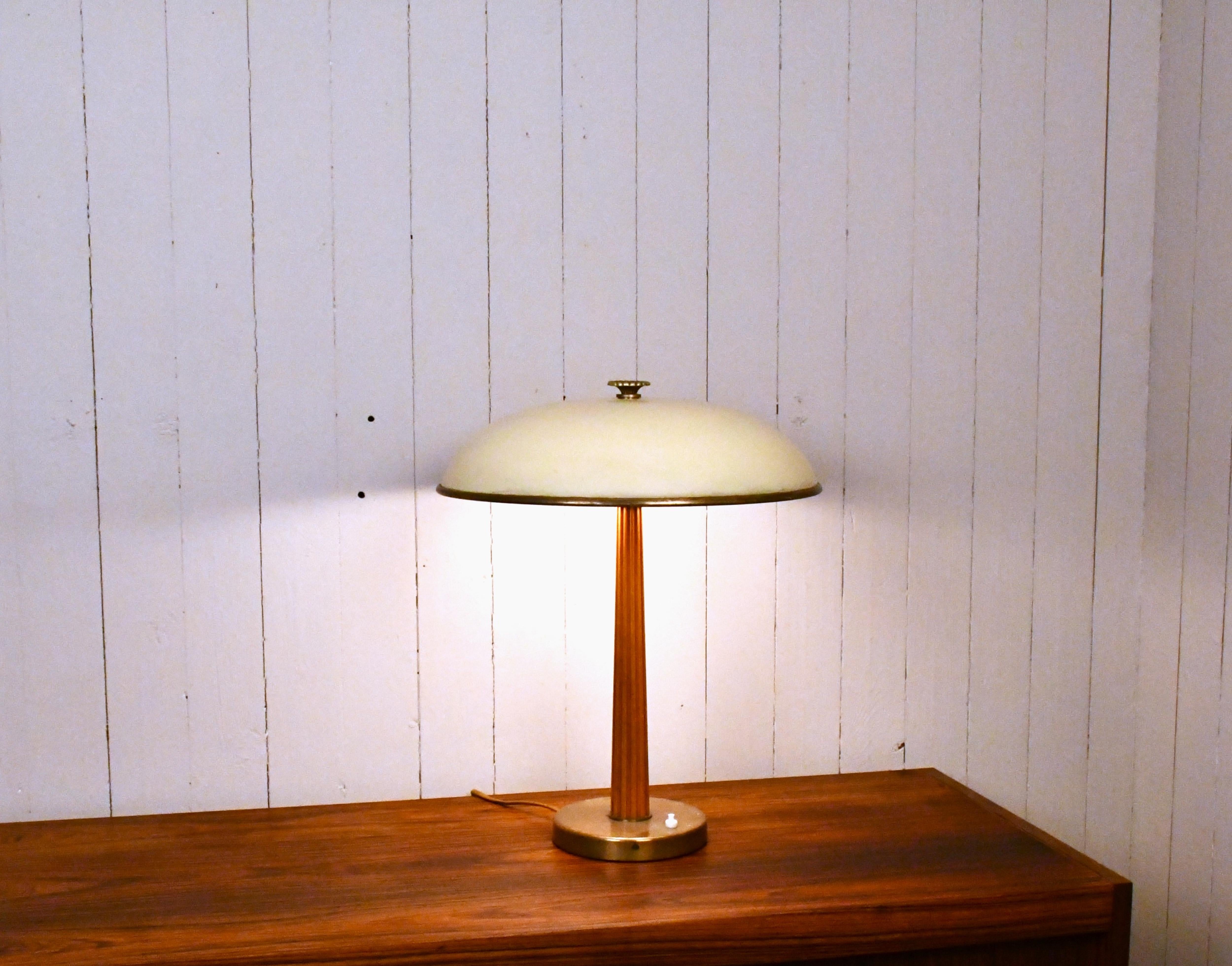 Lámpara de mesa sueca moderna de latón y roble de Erik Tidstrand para Nordiska Kompaniet Escandinavo moderno en venta