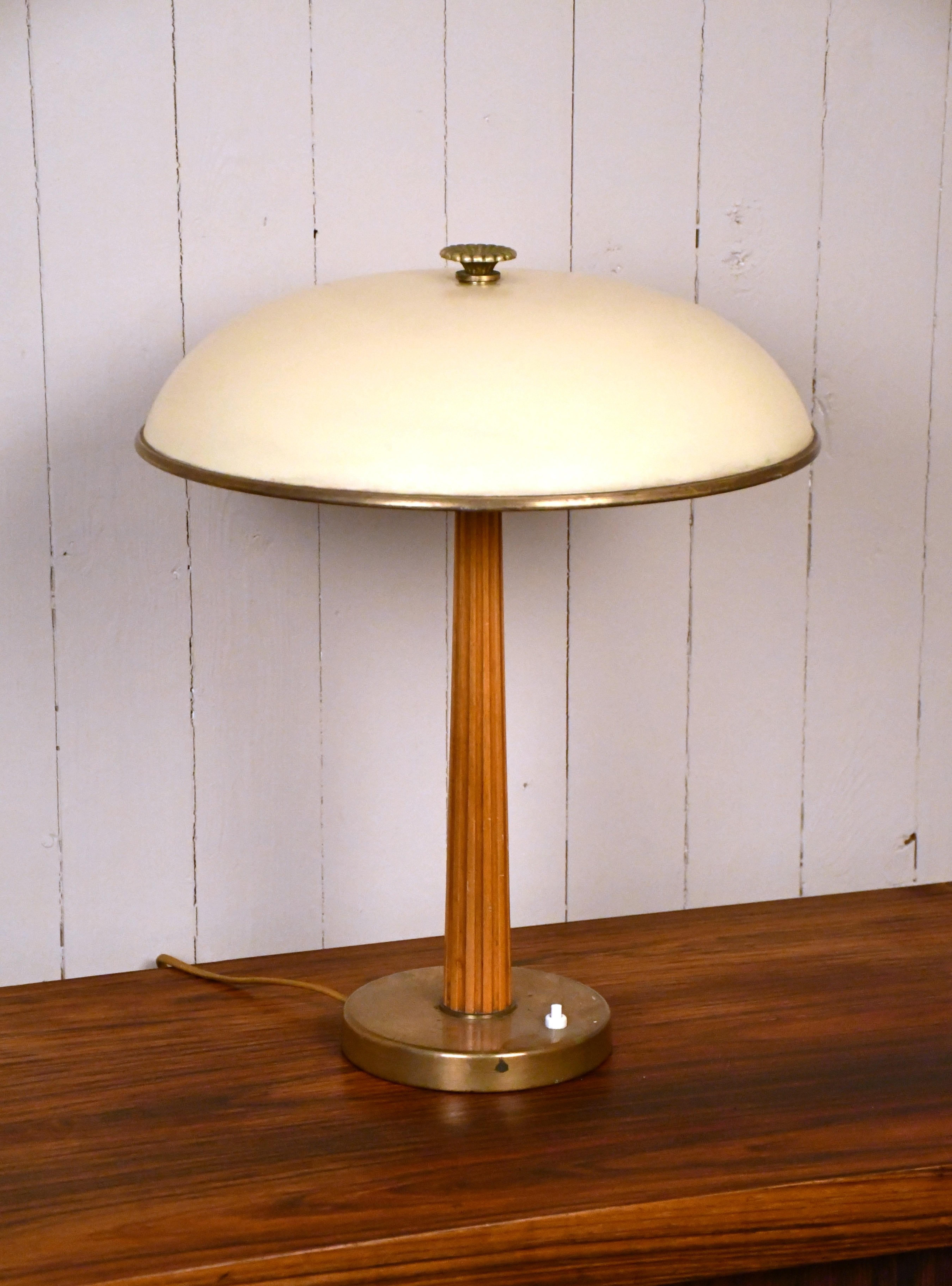 Lámpara de mesa sueca moderna de latón y roble de Erik Tidstrand para Nordiska Kompaniet Sueco en venta