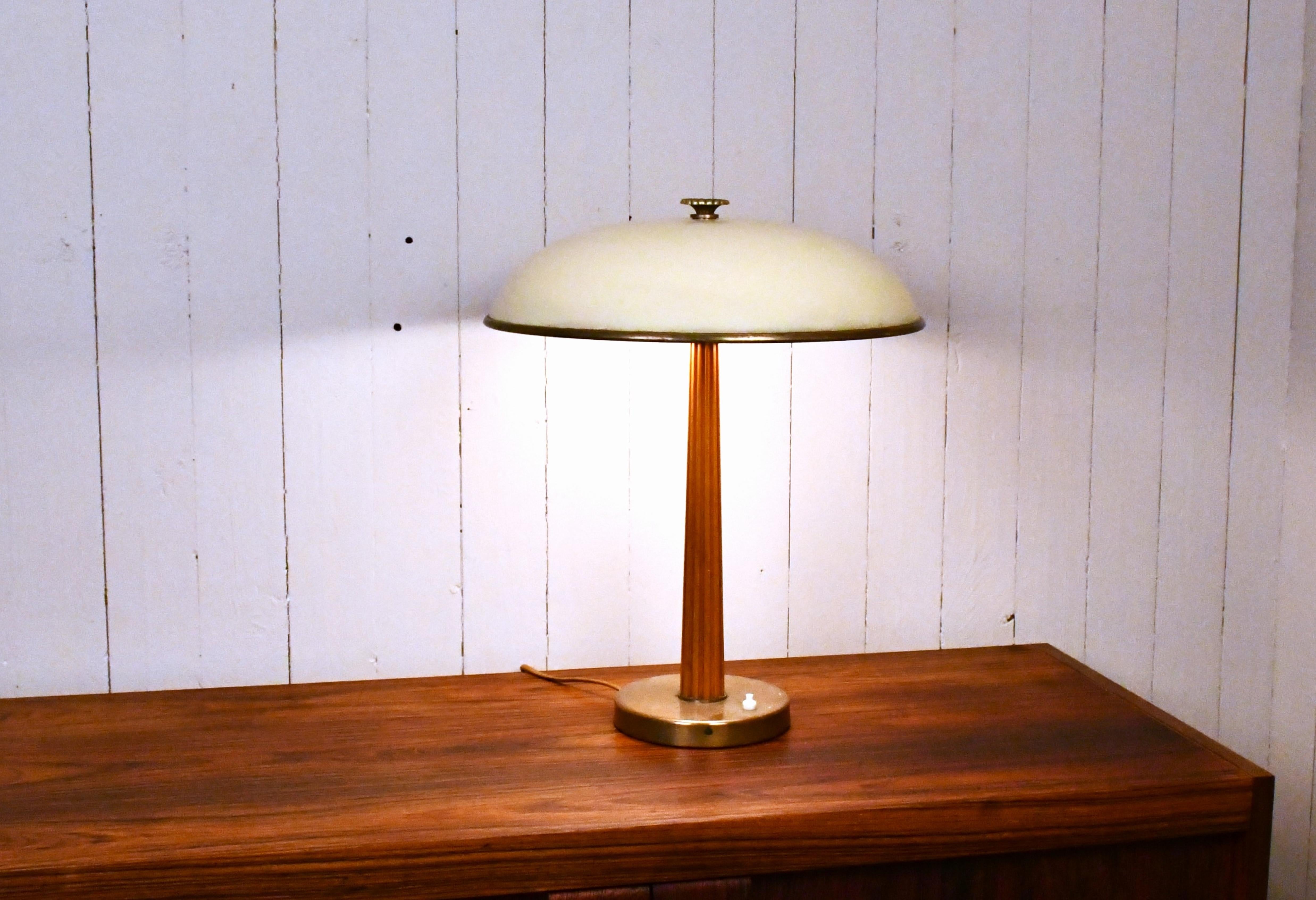 Lámpara de mesa sueca moderna de latón y roble de Erik Tidstrand para Nordiska Kompaniet Lacado en venta