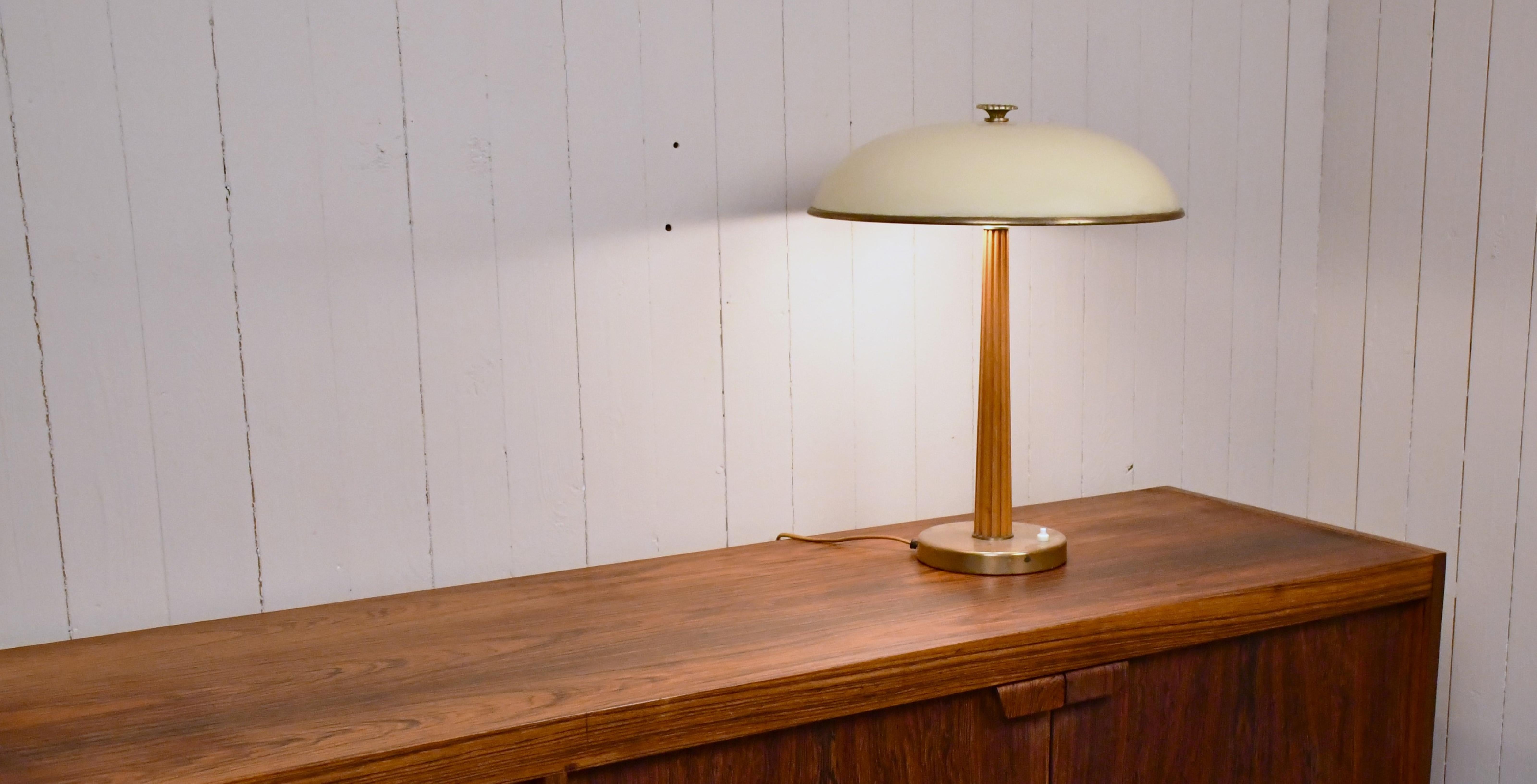 Lámpara de mesa sueca moderna de latón y roble de Erik Tidstrand para Nordiska Kompaniet en Bueno estado para la venta en Värmdö, SE